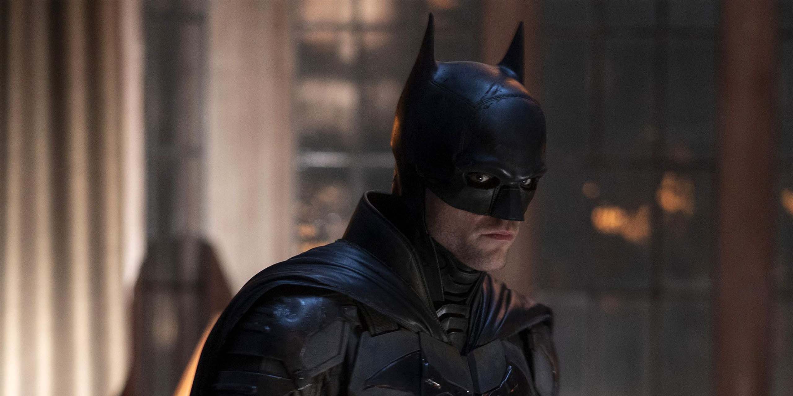 Robert Pattinson regardant hors champ dans le rôle de Batman