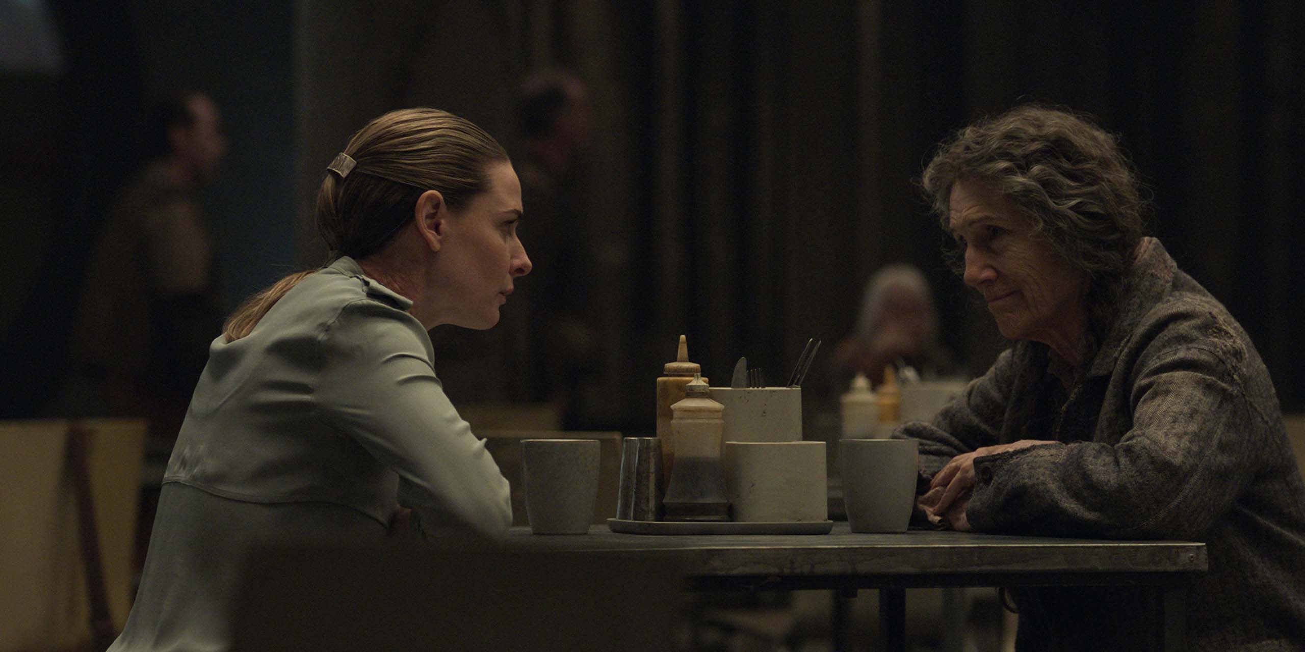 Julette (Rebecca Ferguson) et Martha (Harriet Walter) assis à la même table au réfectoire dans la saison 3 de Silo.