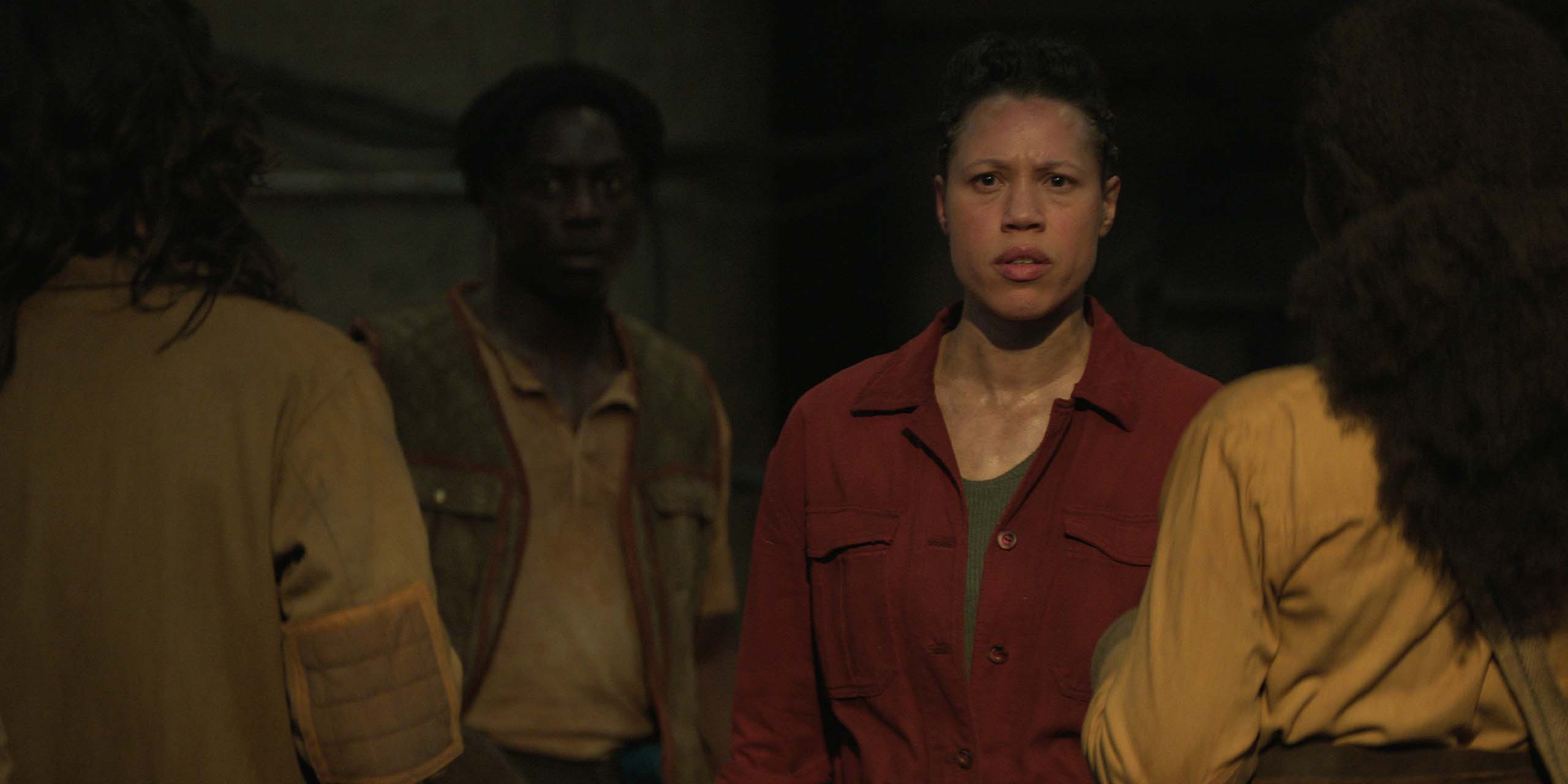 Olatunji Ayofe et Remmie Milner dans la saison 3 de Silo.