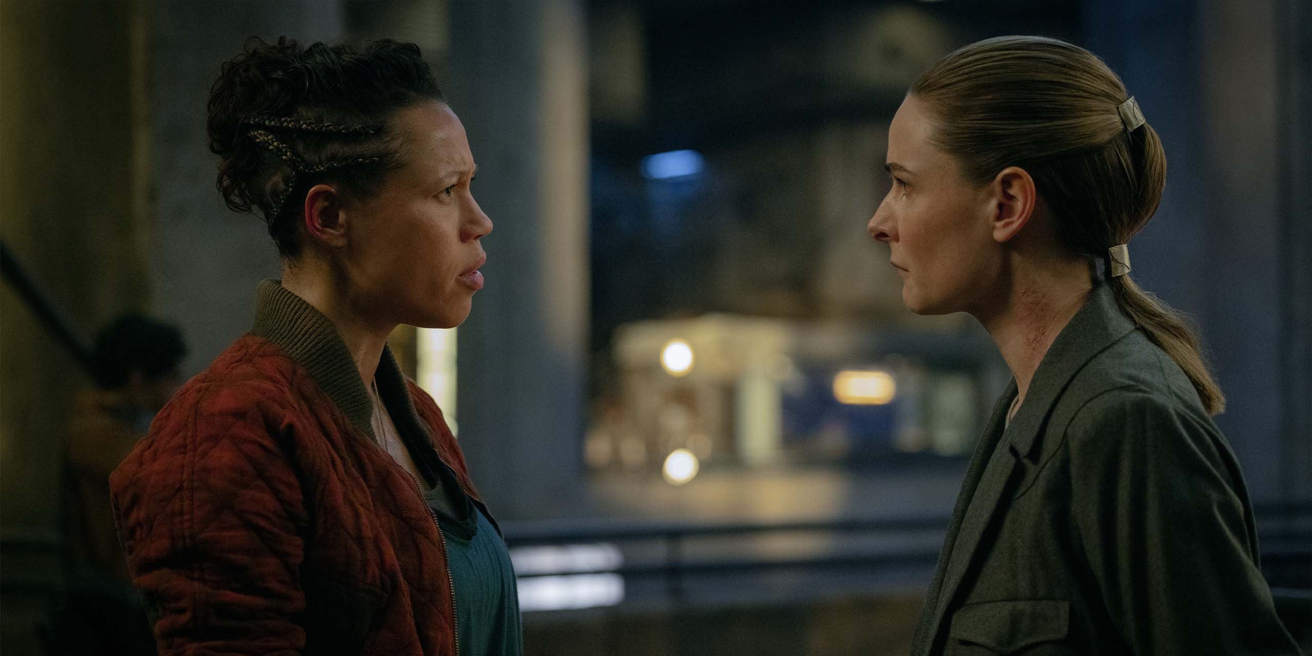 Remmie Milner face à Rebecca Ferguson dans Silo.