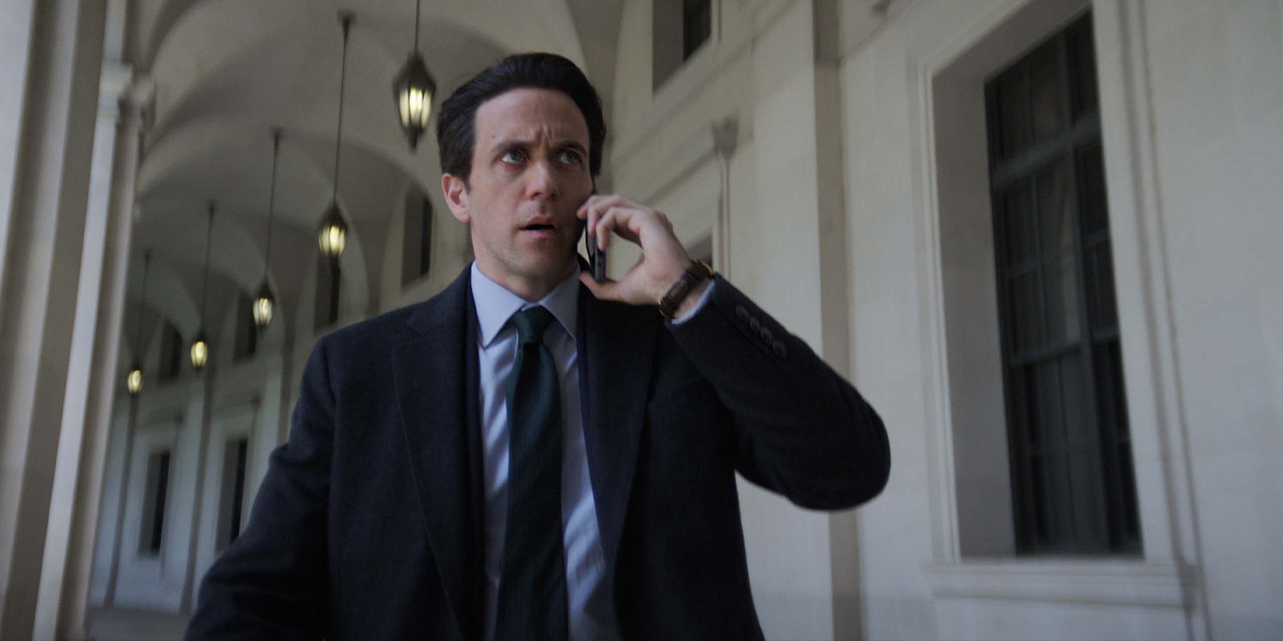 Daniel Keene (Ashley Zukerman) au téléphone dans la saison 3 de Silo.