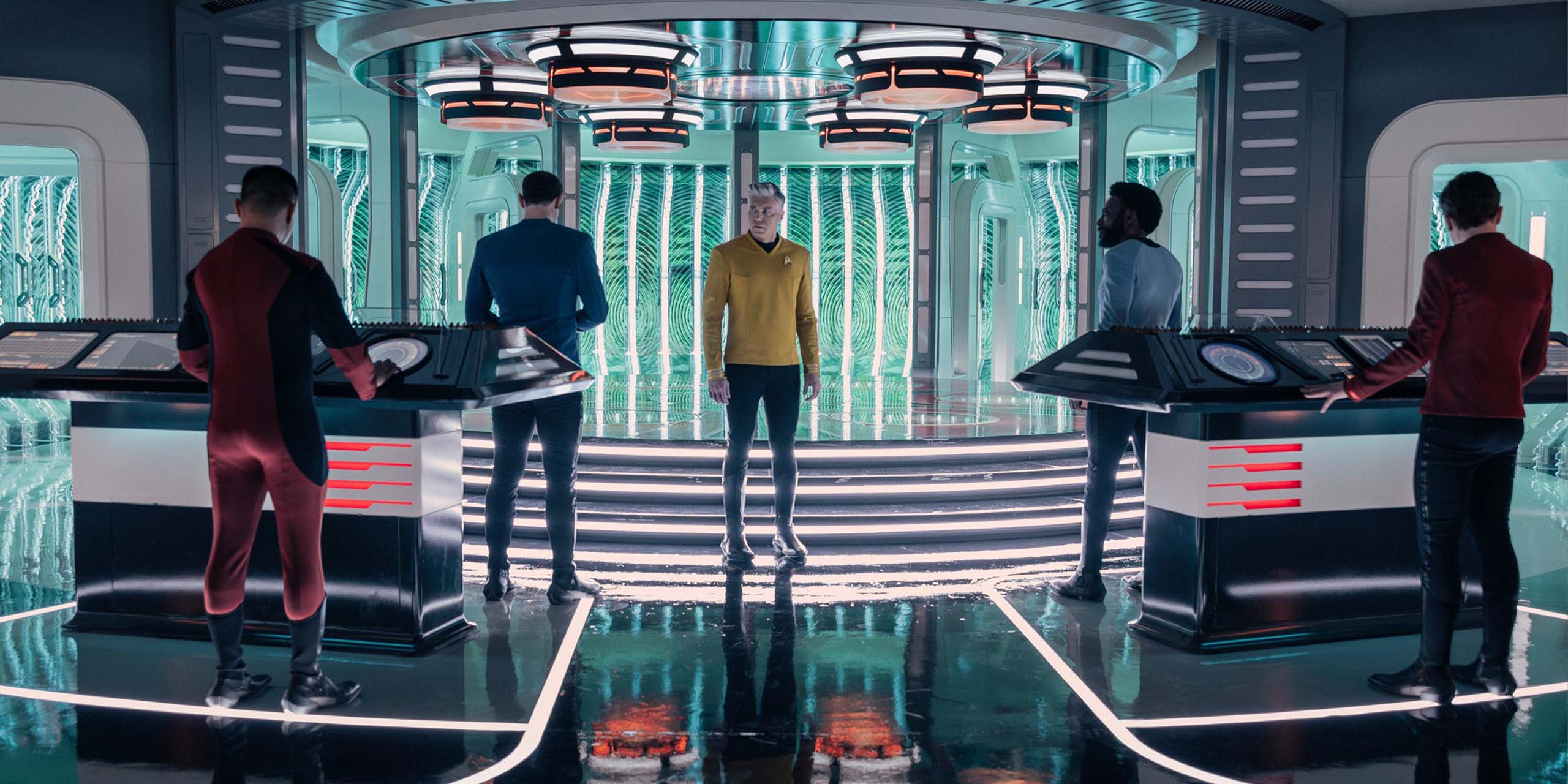 Anson Mount dans le rôle du capitaine Pike et son équipage dans la saison 4 de Star Trek: Strange New Worlds.