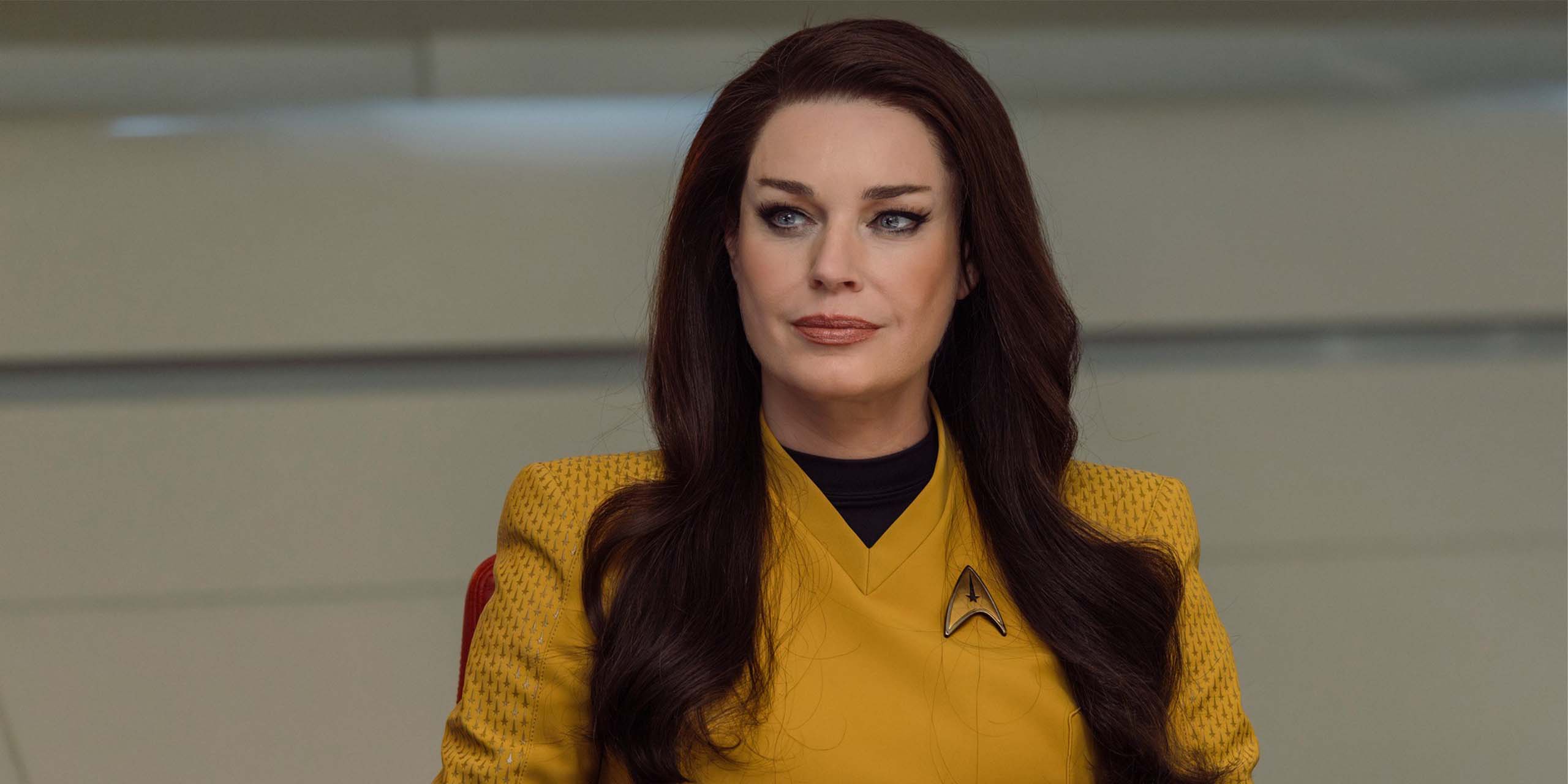 Rebecca Romijn dans le rôle d'Una dans la saison 4 de Star Trek: Strange New Worlds.