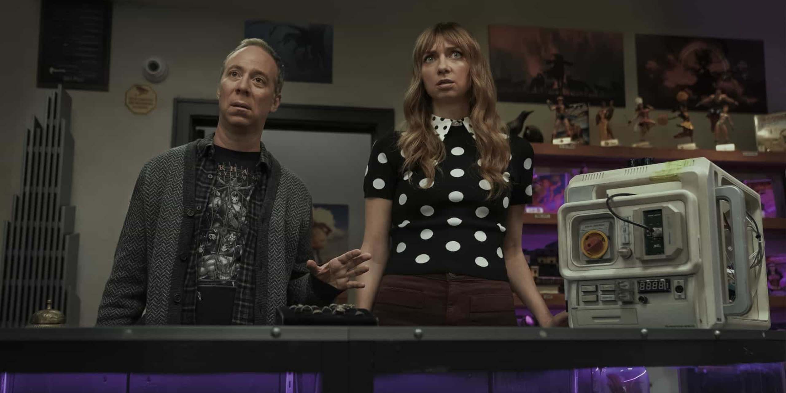 Denise (Lauren Lapkus) et Stuart (Kevin Sussman) dans la saison 1 de Stuart Fails to Save the Universe