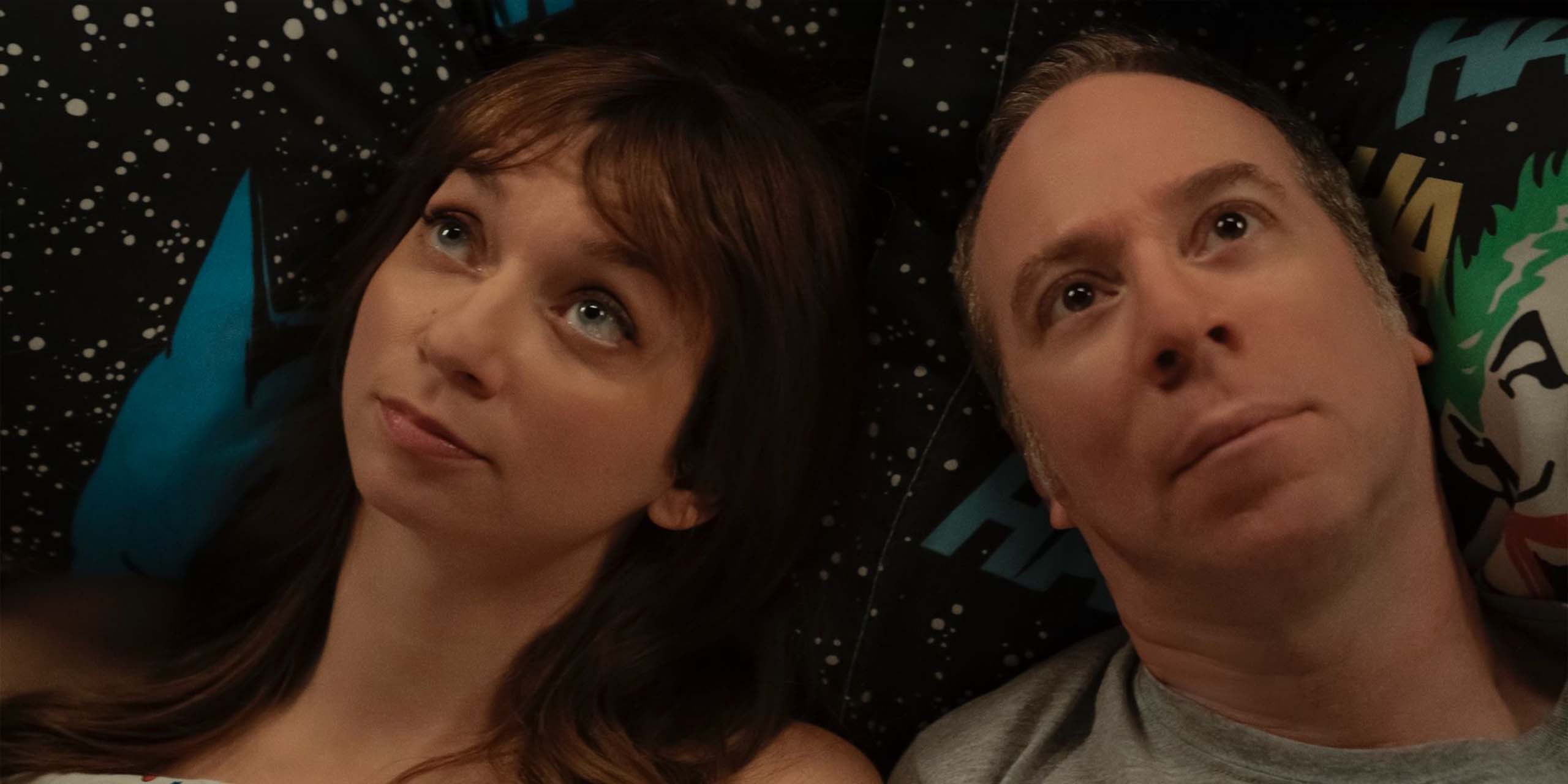 Denise (Lauren Lapkus) et Stuart (Kevin Sussman) assis ensemble dans Stuart Fails to Save the Universe