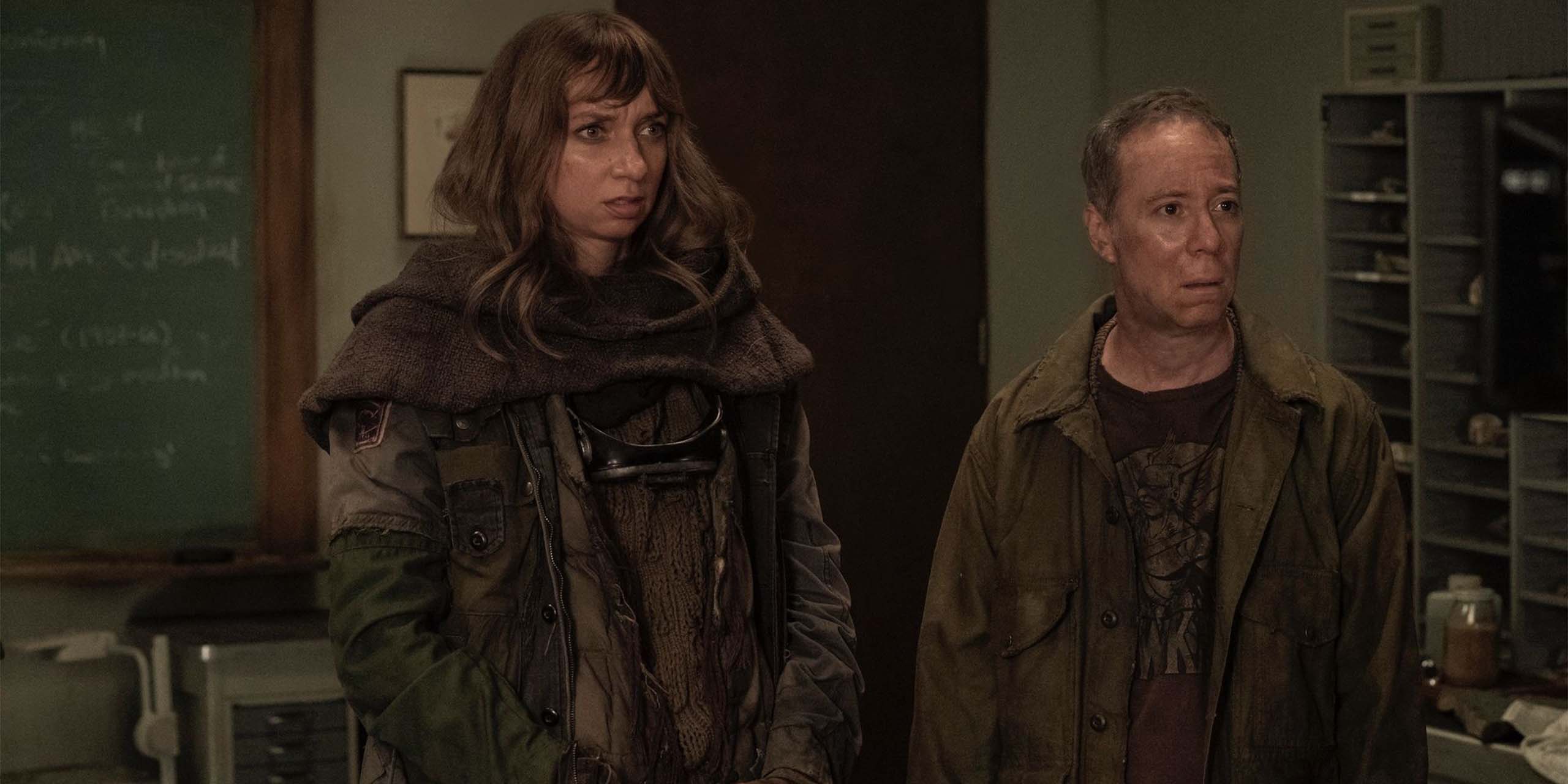 Denise (Lauren Lapkus) et Stuart (Kevin Sussman) assis ensemble dans Stuart Fails to Save the Universe
