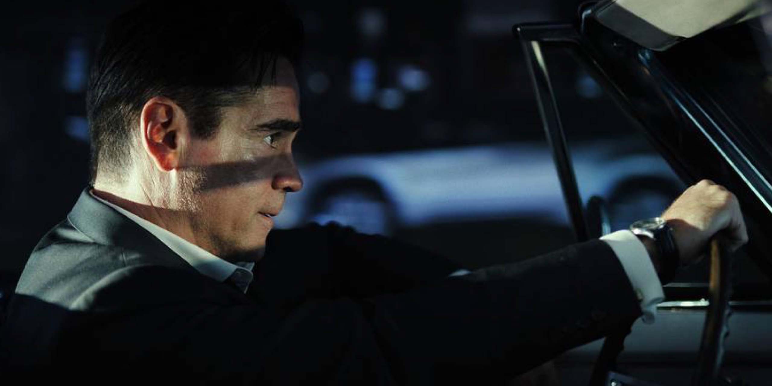 John Sugar (Colin Farrell) au volant de sa fameuse Corvette dans la saison 2 de Sugar.