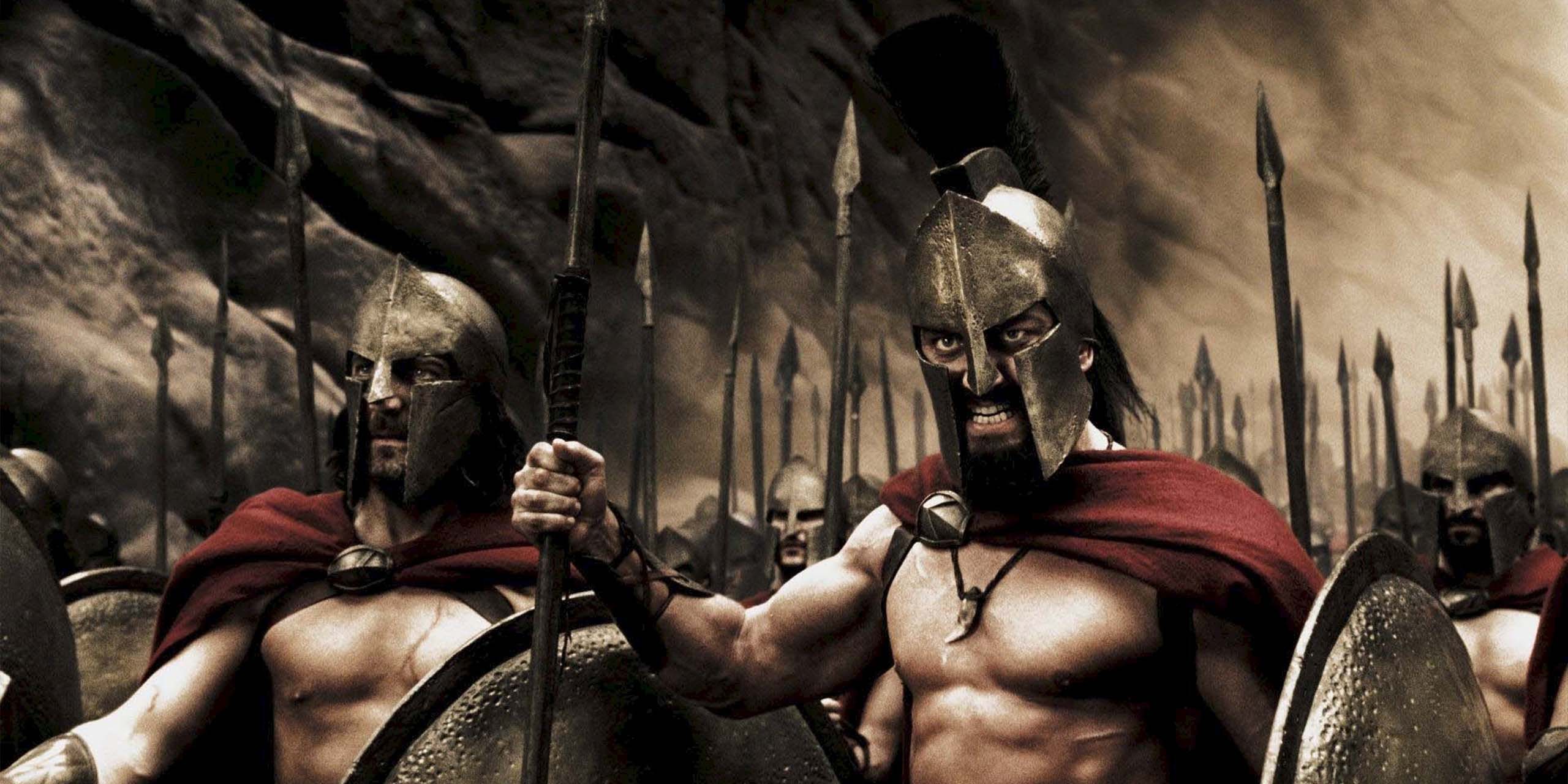 Des guerriers spartiates casqués et armés de lances se préparent au combat dans « 300 ».