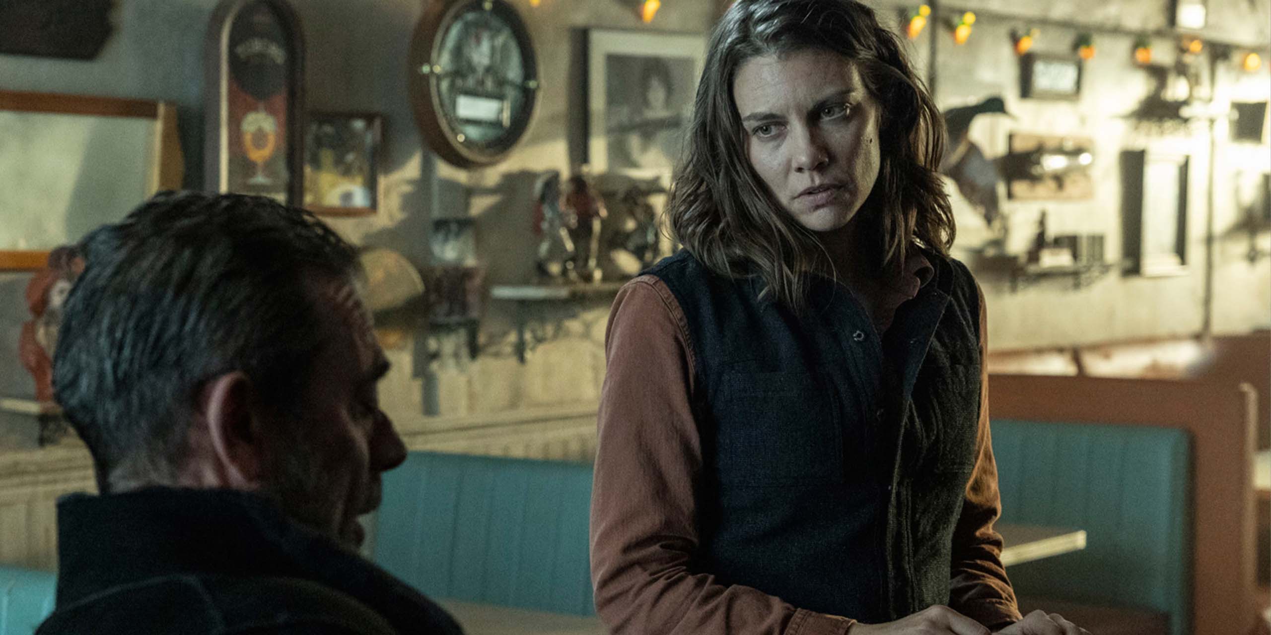 Negan (Jeffrey Dean Morgan) et Maggie (Lauren Cohan) dans un bar de The Walking Dead : Dead City