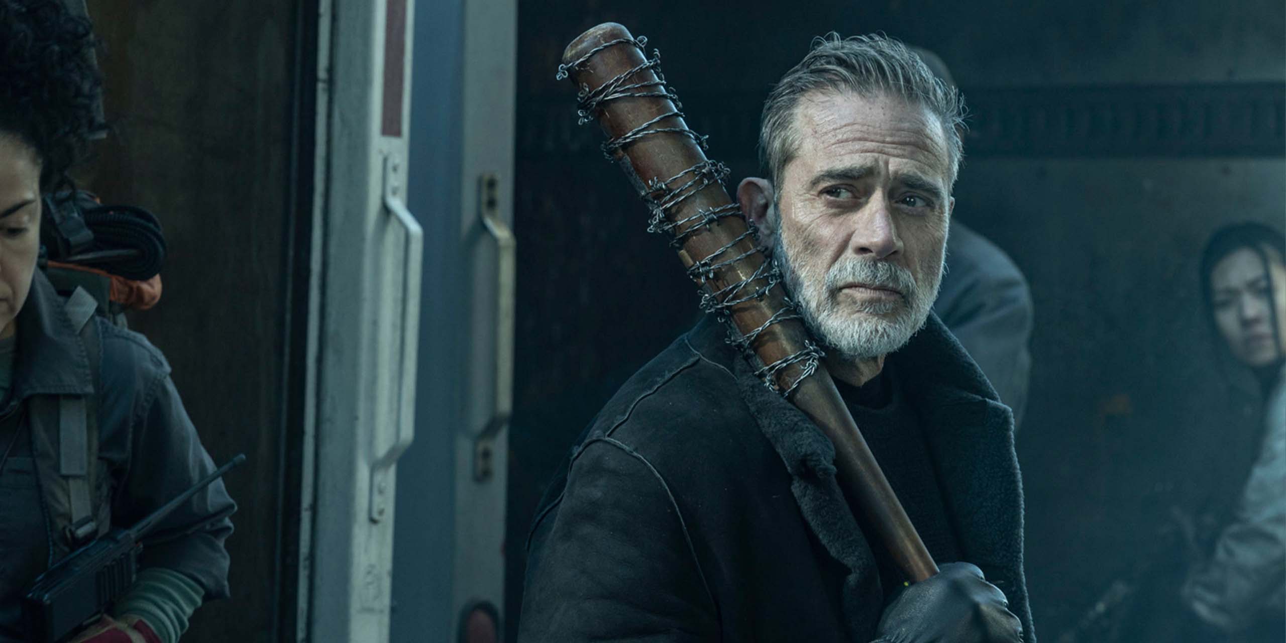 Negan (Jeffrey Dean Morgan), inquiet, tenant sa fameuse batte Lucille, dans la saison 3 de The Walking Dead : Dead City.