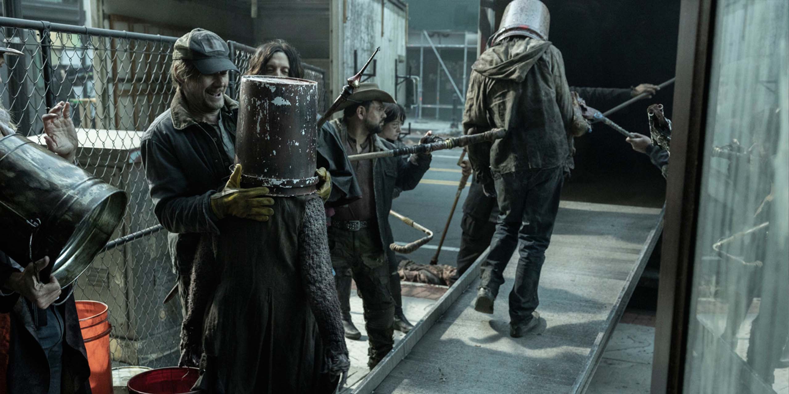 Dillard (Jimmi Simpson) fait monter des rôdeurs dans le camion et leur met un seau sur la tête dans The Walking Dead : Dead City