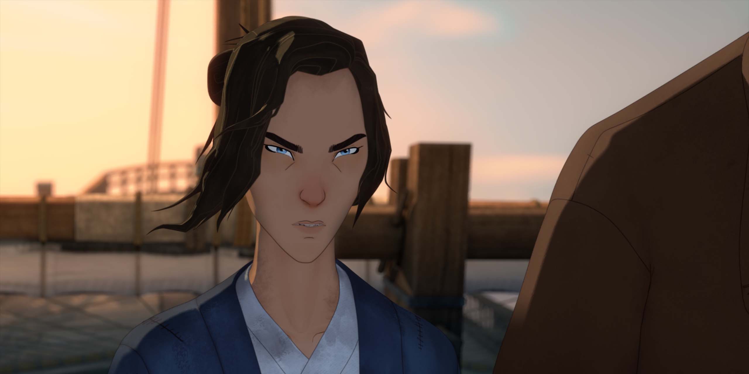 Mizu (Maya Erskine) parle avec une autre personne sur le port dans la saison 2 de Blue Eye Samurai.