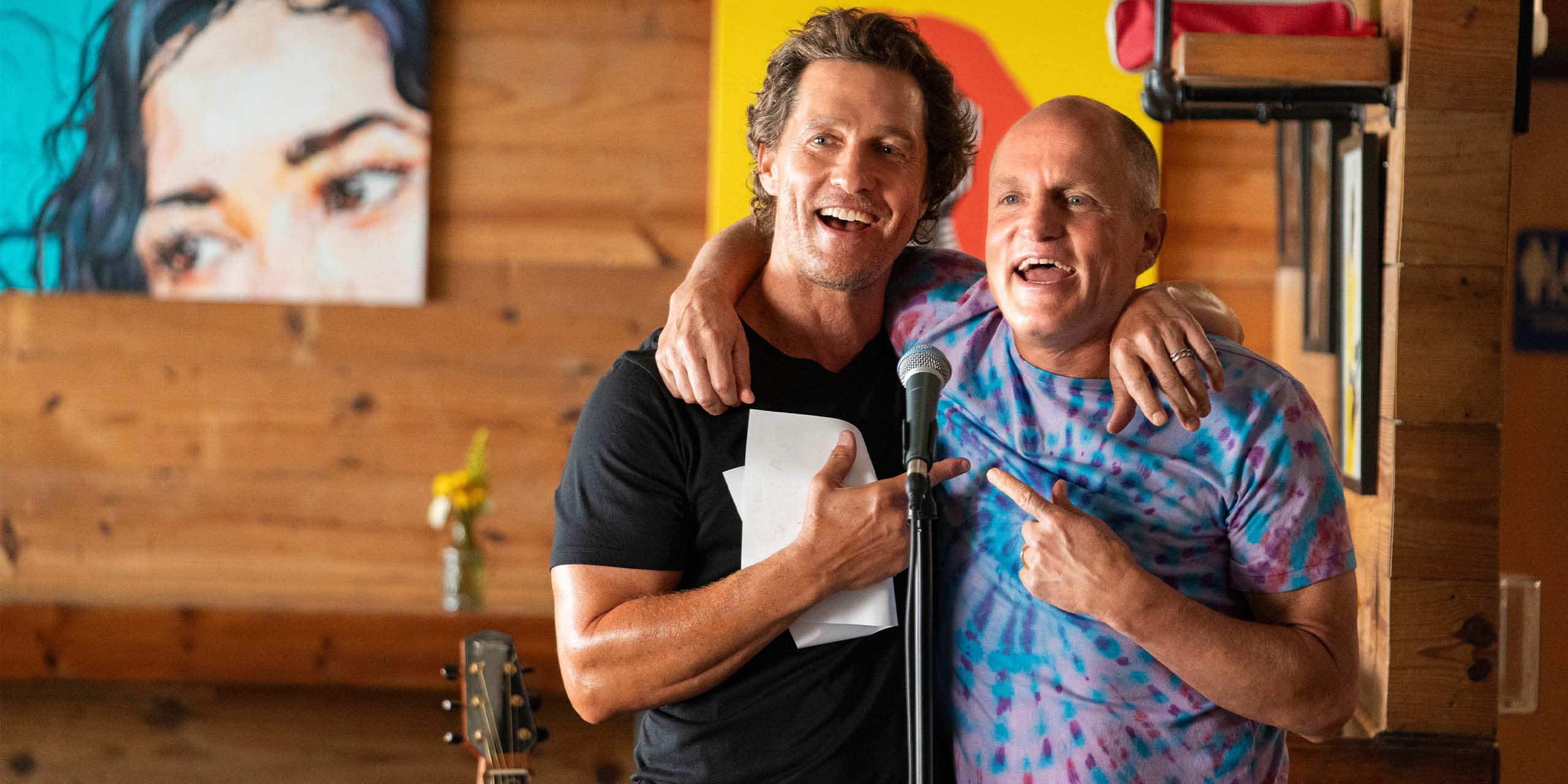 Woody Harrelson et Matthew McConaughey devant un micro dans Brothers.