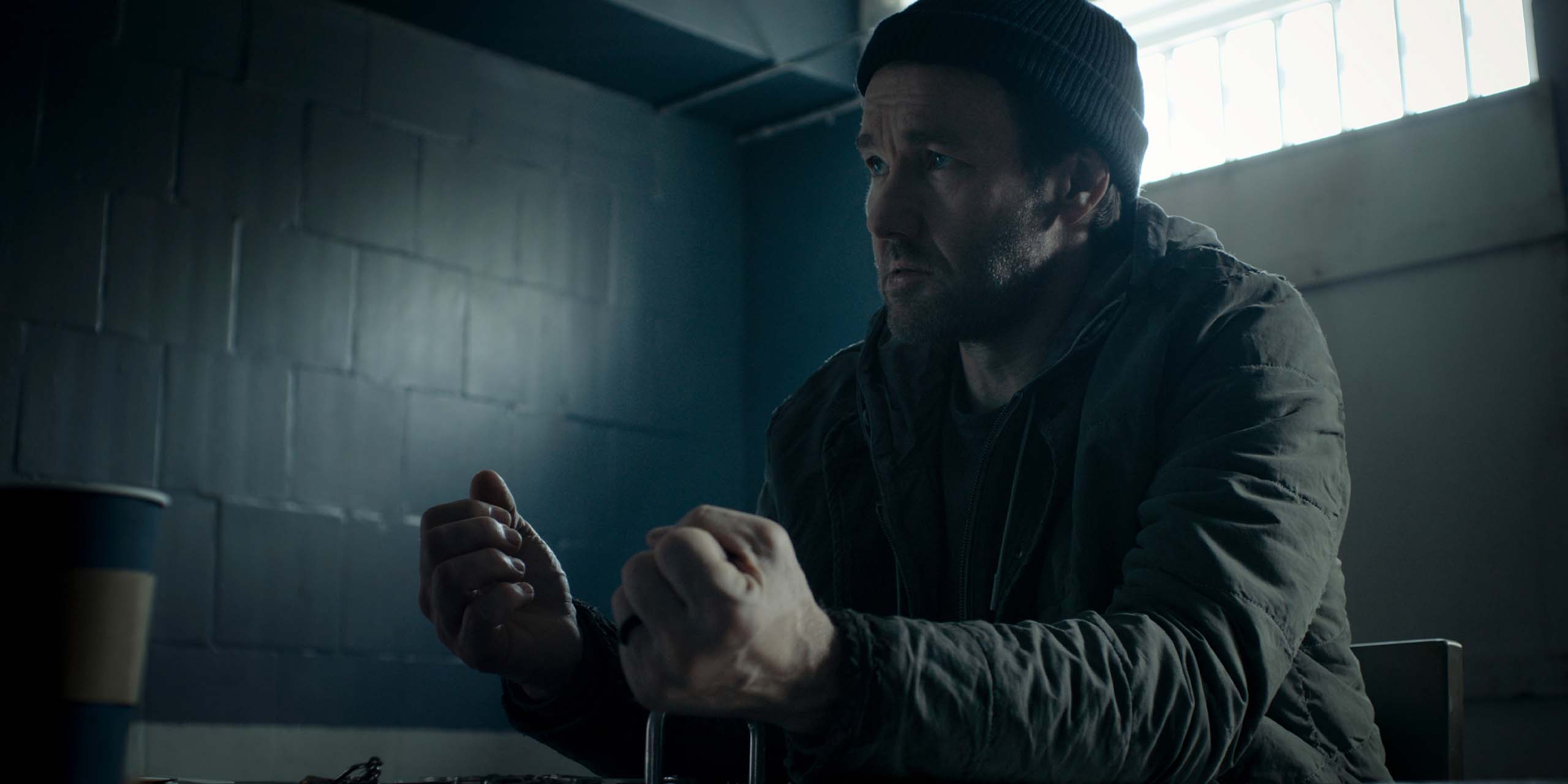 Jason Dessen (Joel Edgerton) menotté dans une salle d'interrogatoire dans la saison 2 de Dark Matter.