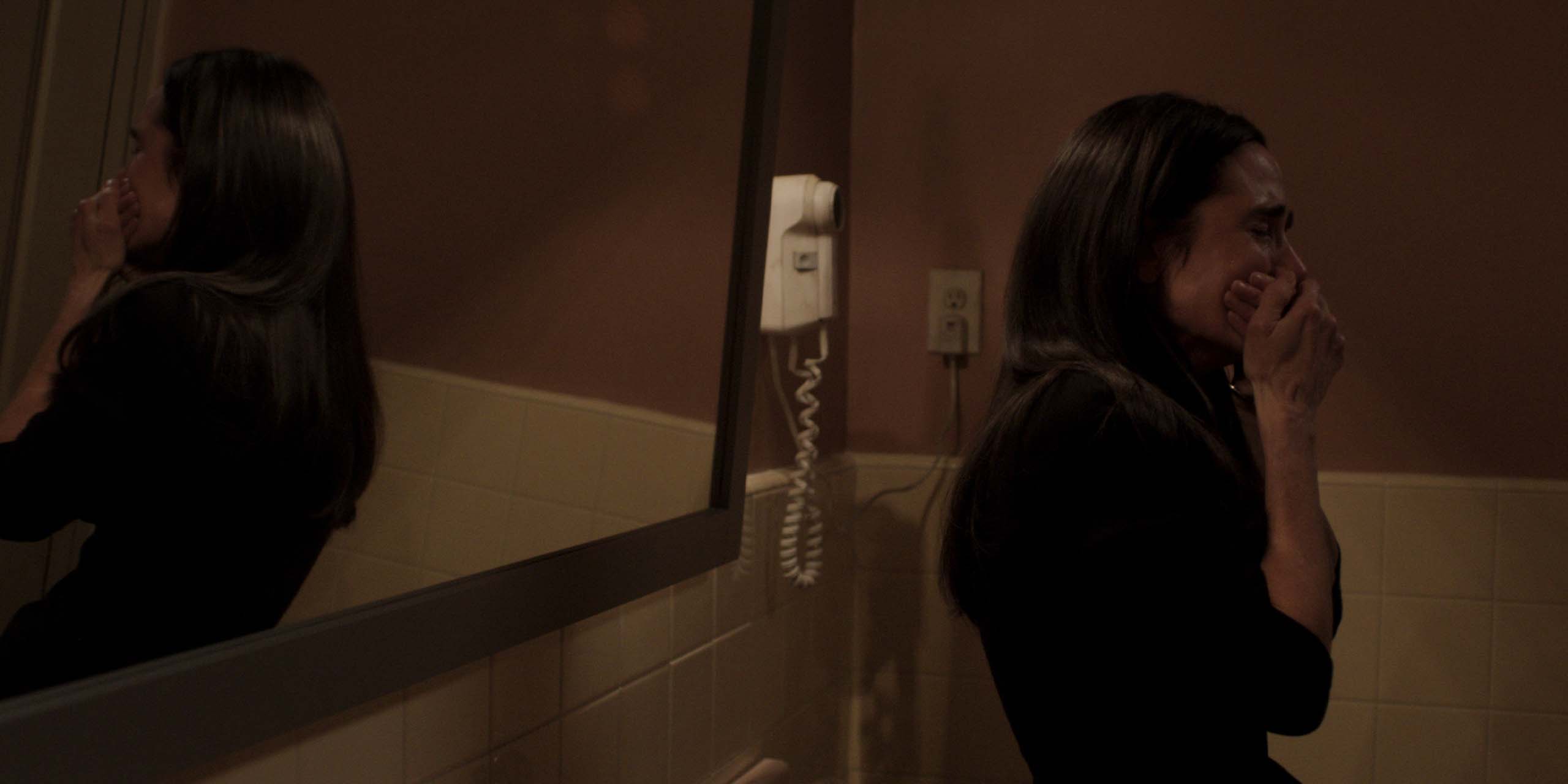 Daniela (Jennifer Connelly) s'effondre en larme dans la salle de bain dans la saison 2 de Dark Matter.