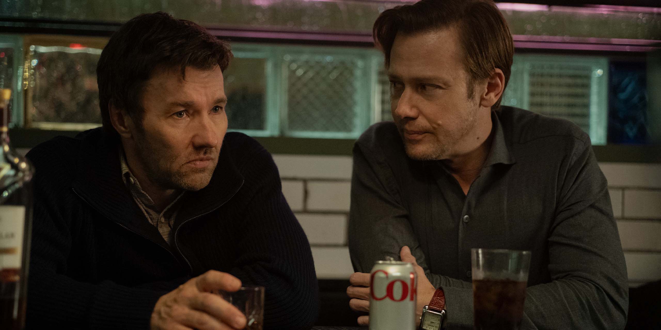 Jason Dessen (Joel Edgerton) et Ryan (Jimmi Simpson) dans la saison 1 de Dark Matter.