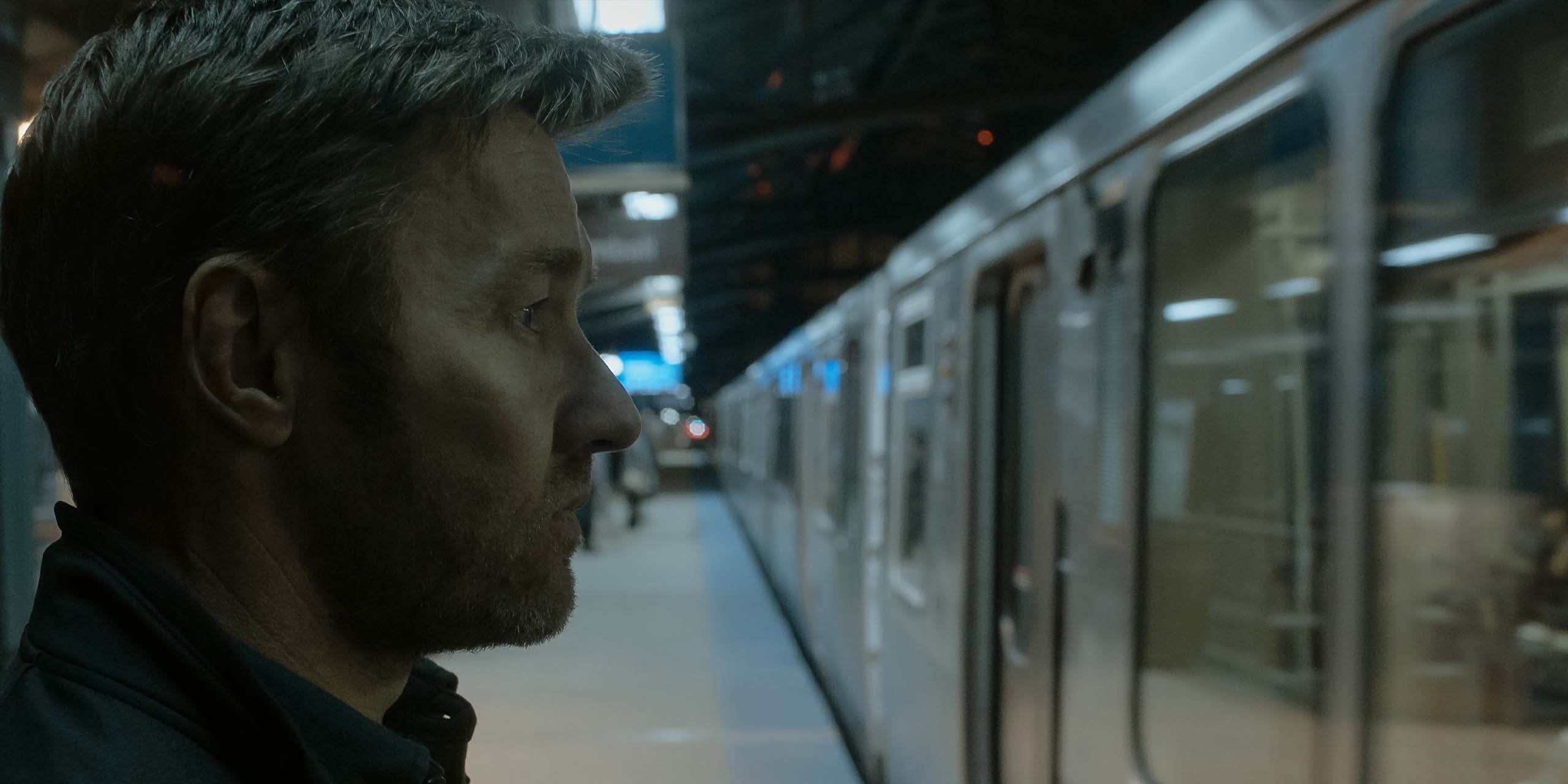 Jason Dessen (Joel Edgerton) s'apprêtant à prendre le métro dans la série Dark Matter.