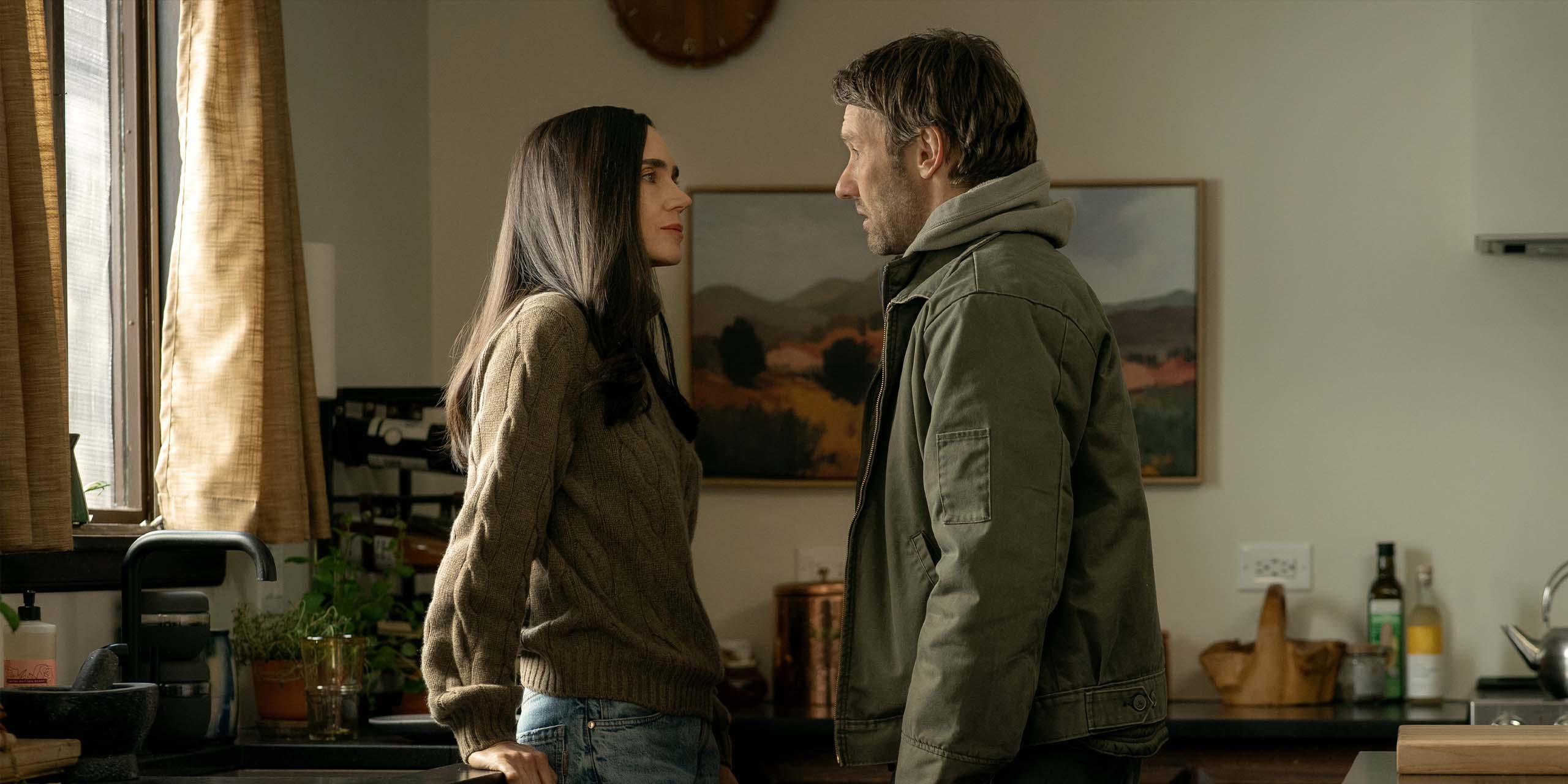 Daniela (Jennifer Connelly) et Jason Dessen (Joel Edgerton) dans la cuisine, dans la saison 2 de Dark Matter.