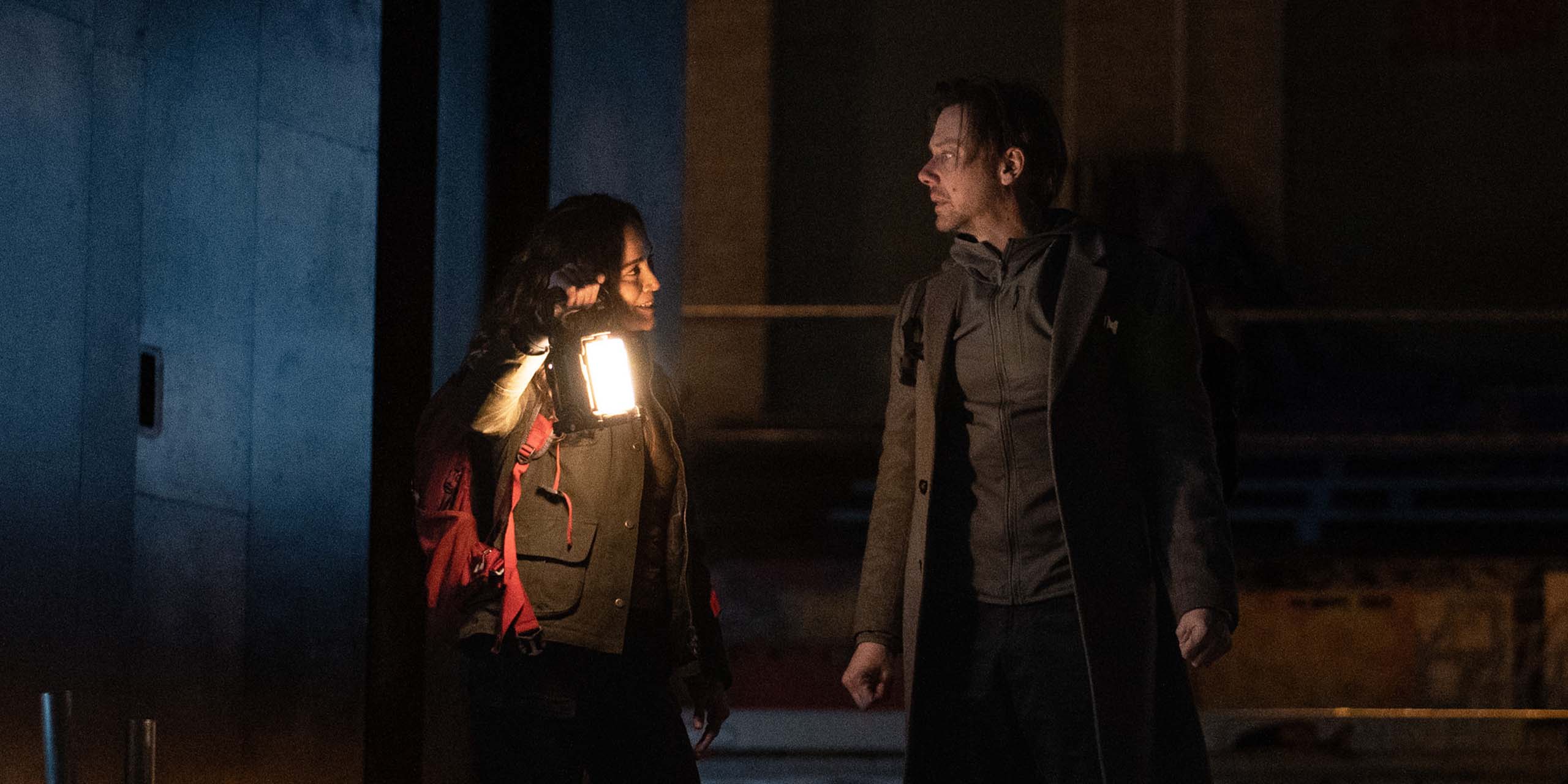 Amanda (Alice Braga) et Ryan (Jimmi Simpson) dans la saison 2 de Dark Matter.