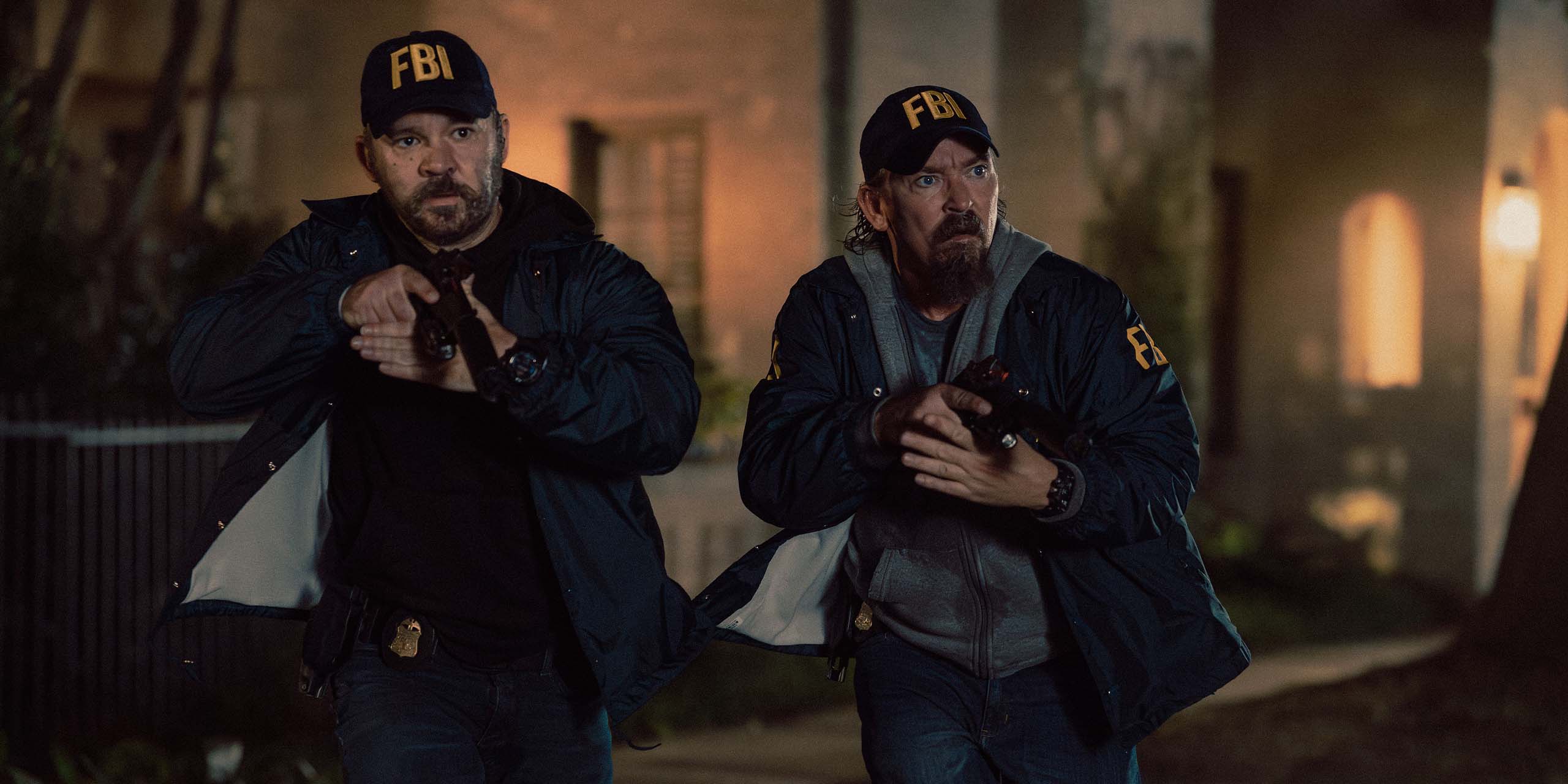 Randy (Austin Hébert) et Two Cups (James Jordan) en agents du FBI dans l'épisode 3 de Lioness.