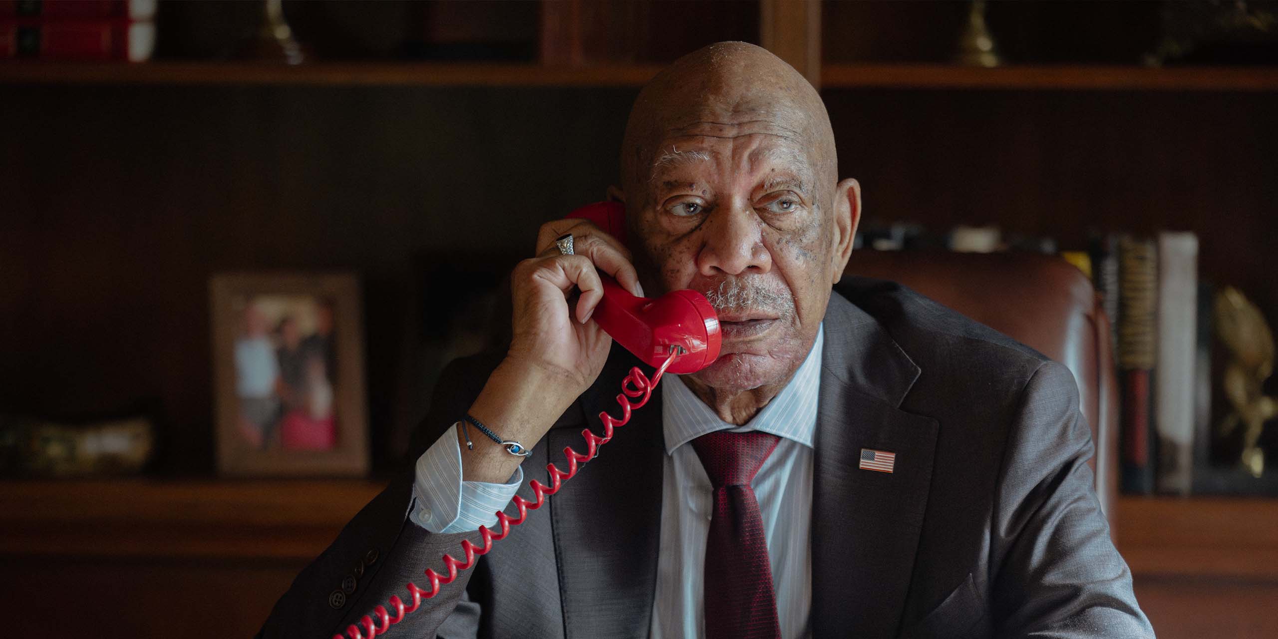 Morgan Freeman au téléphone dans la saison 3 de Lioness.