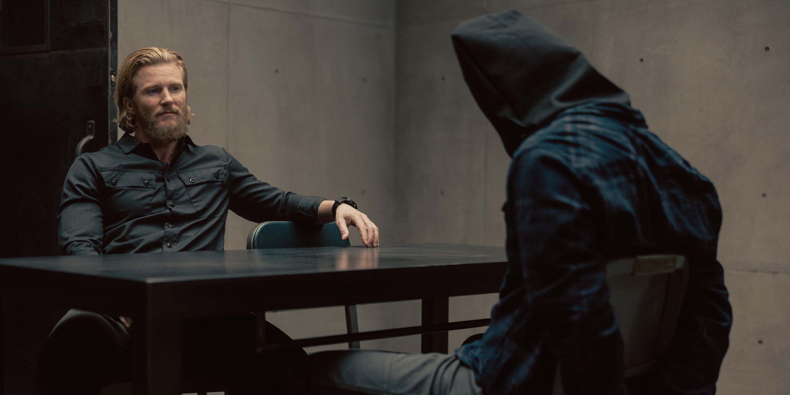 Thad Luckinbill durant un interrogatoire dans la saison 3 de Opérations spéciales : Lioness.