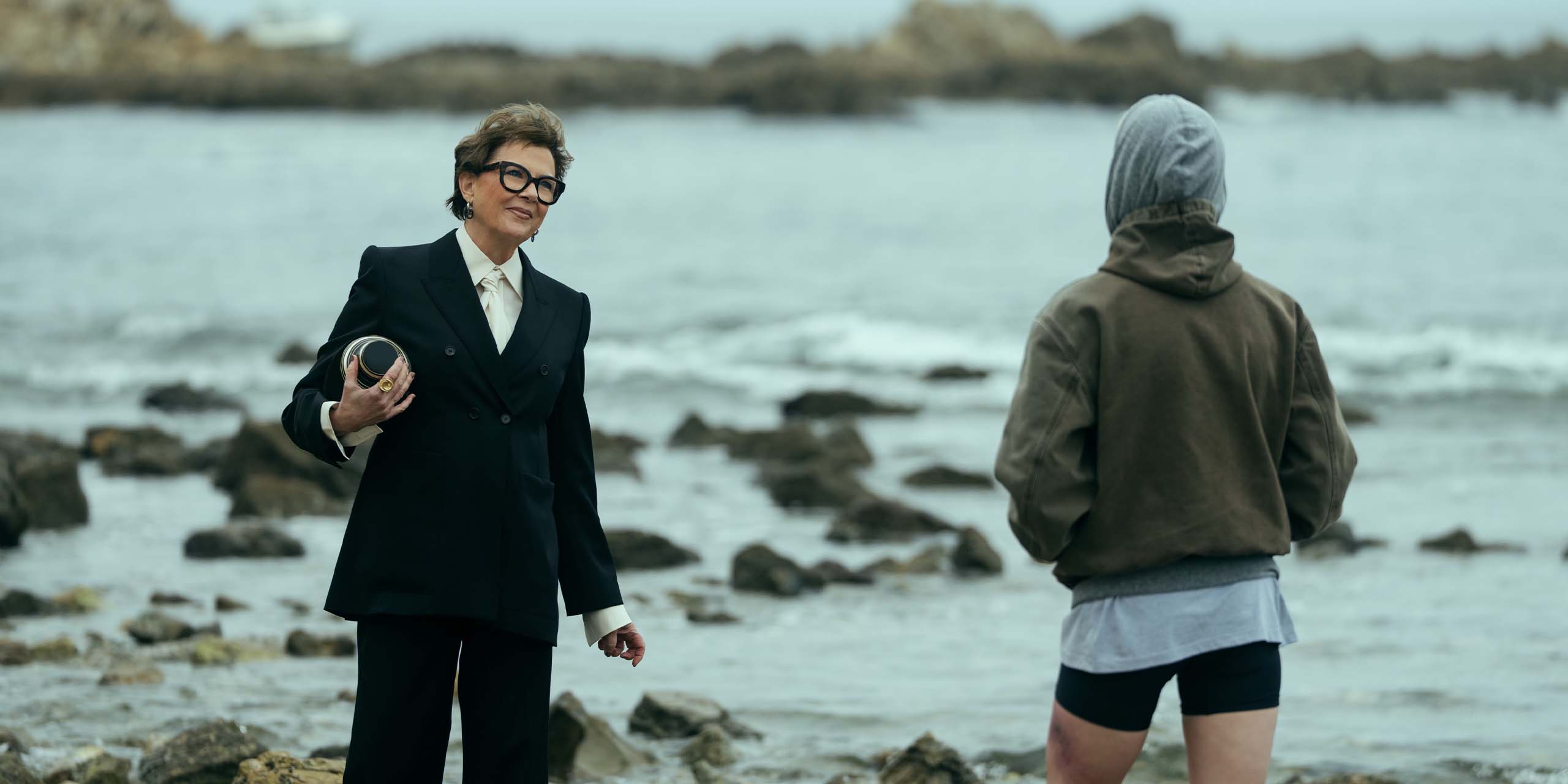 Priscilla Matheson (Annette Bening) parle à Luciana (Ana Taylor-Joy) dans Lucky.