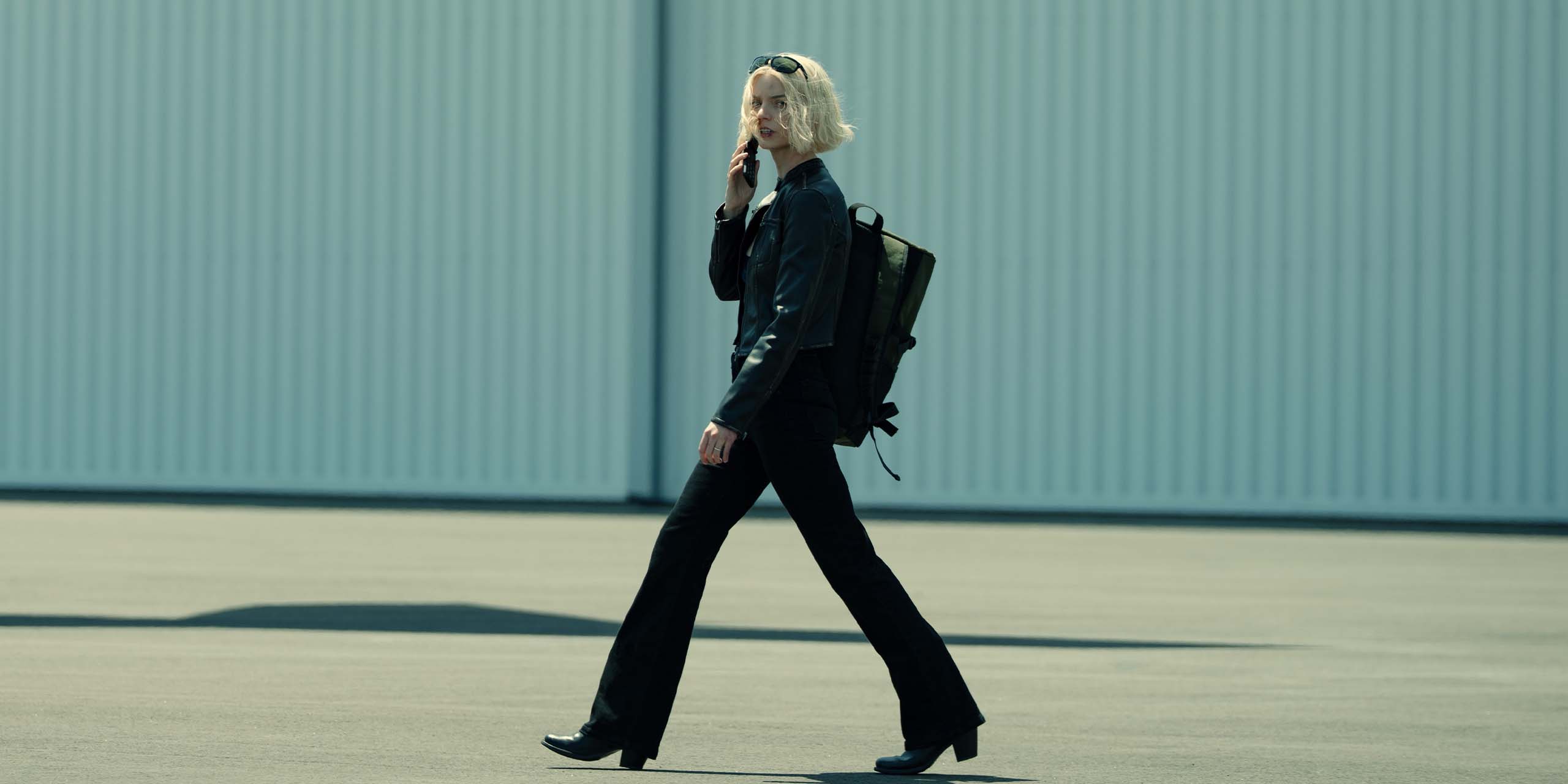 Luciana (Anya Taylor-Joy) au téléphone dans la série Lucky.