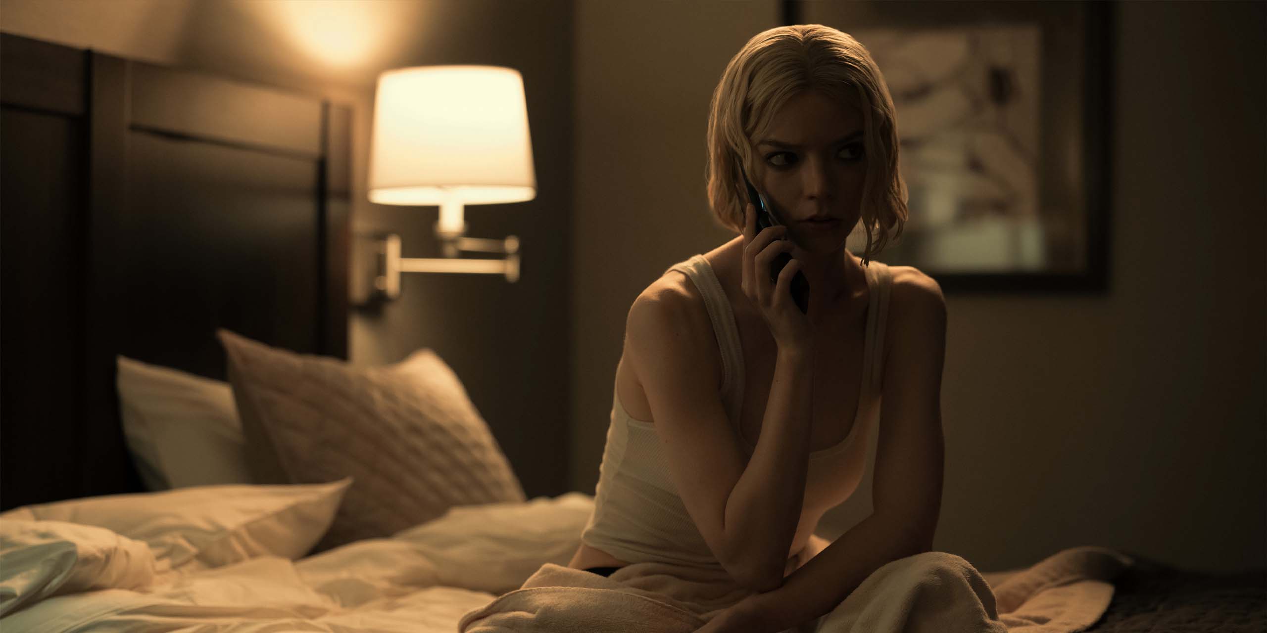 Luciana (Anya Taylor-Joy) au téléphone sur son lit, dans la série Lucky.