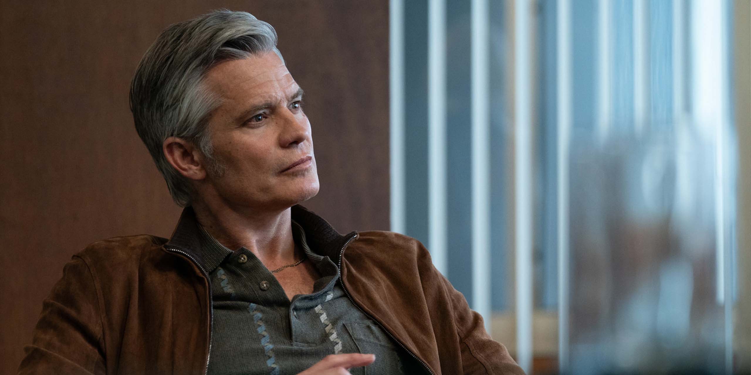 John Armstrong (Timothy Olyphant) dans Lucky.