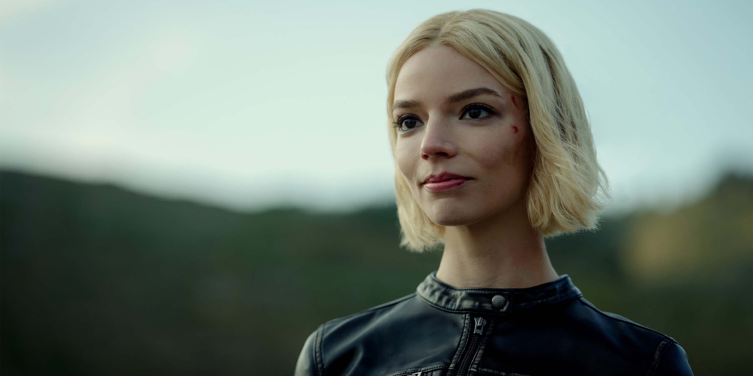 Luciana (Anya Taylor-Joy) blessée mais souriante dans le final de la série Lucky.