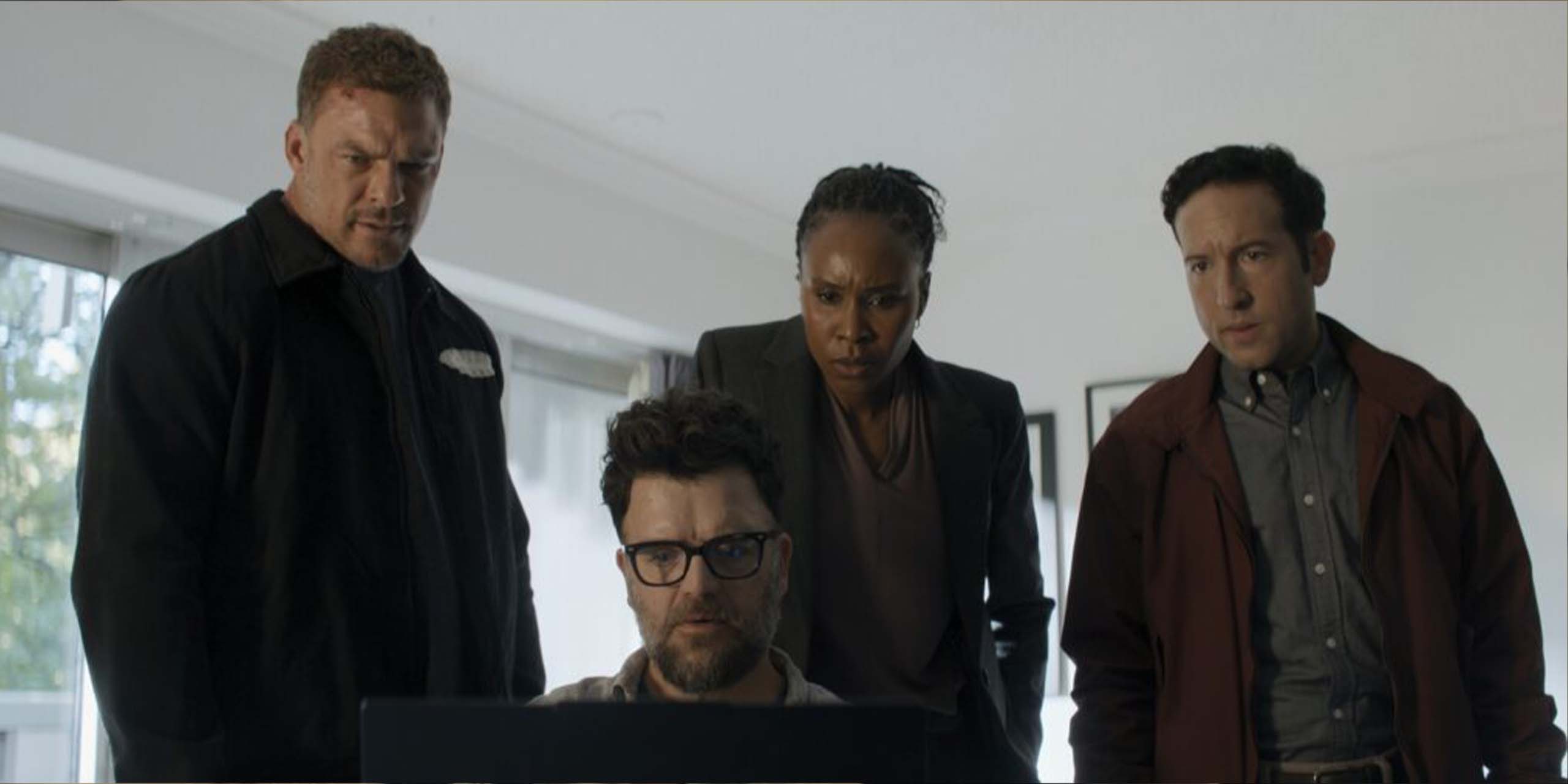 Alan Ritchson, Sydelle Noel, Kevin Weisman, Christopher Rodriguez Marquette regardant l'écran de l'ordinateur dans la saison 4 de Reacher.