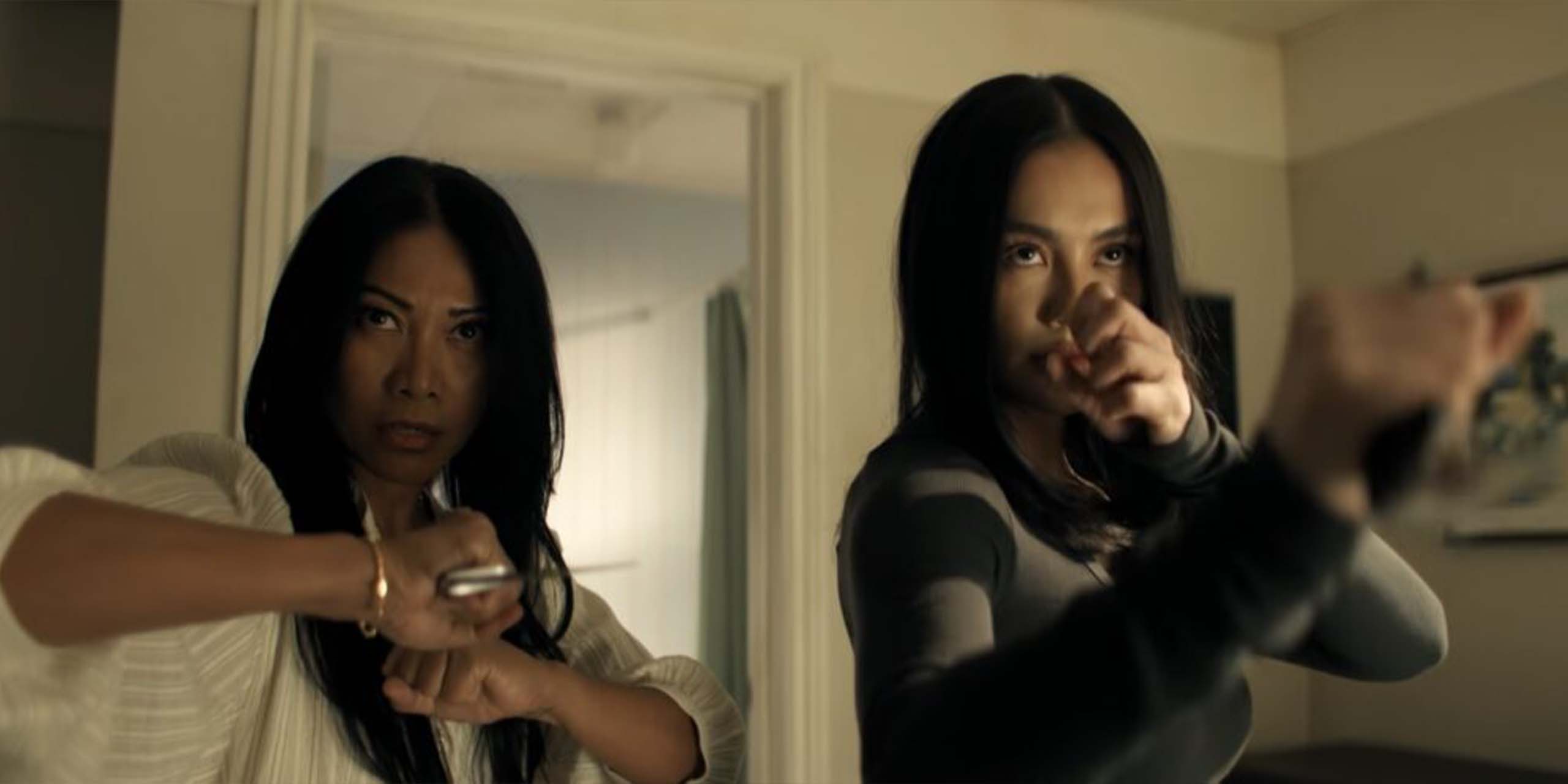 Lila Hoth (Agnez Mo) et Amisha Hoth (Anggun) en garde dans la saison 4 de Reacher.