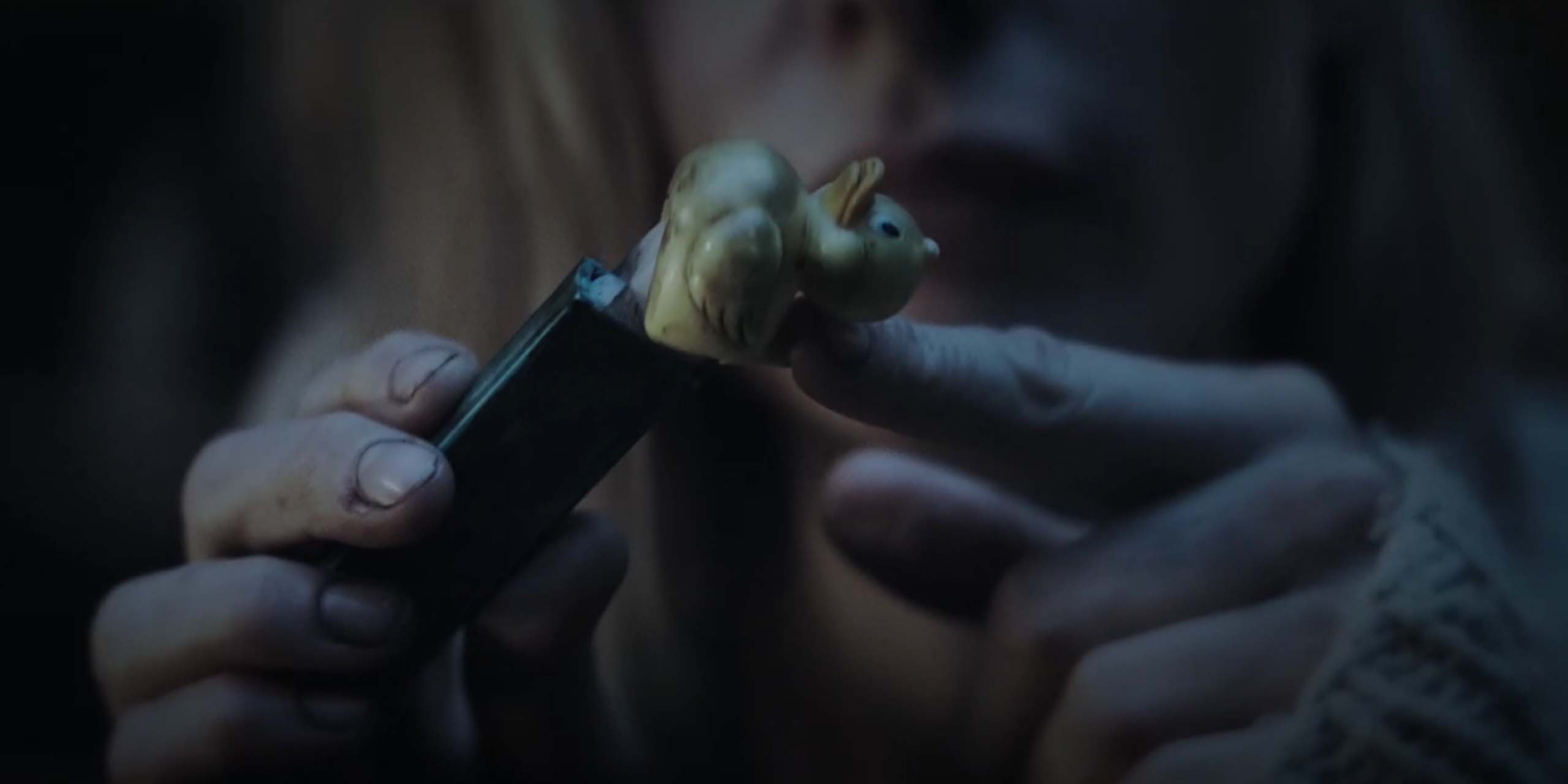 Juliette reconnait le pez dans la saison 3 de Silo.