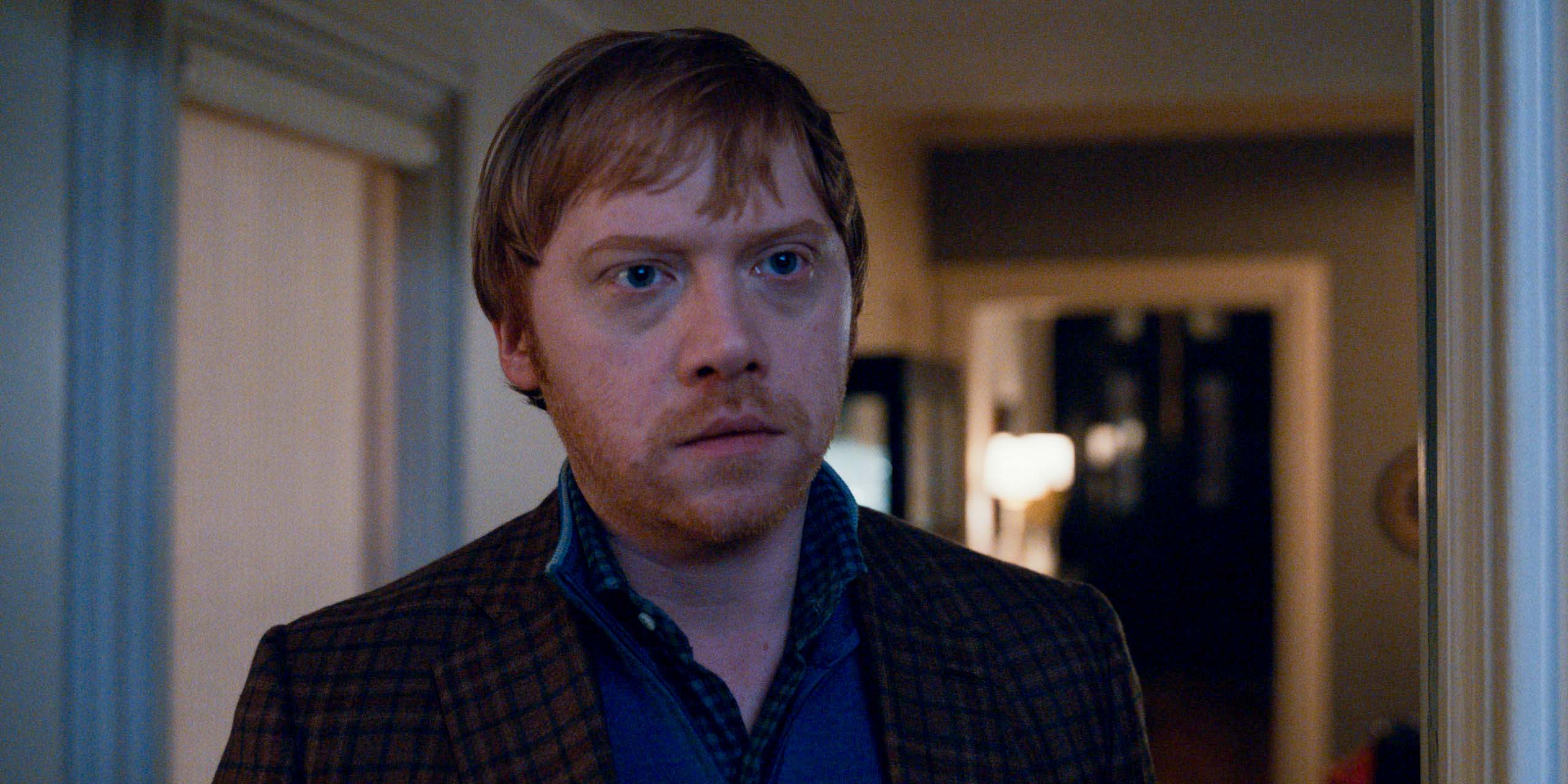 Rupert Grint dans la série Servant.