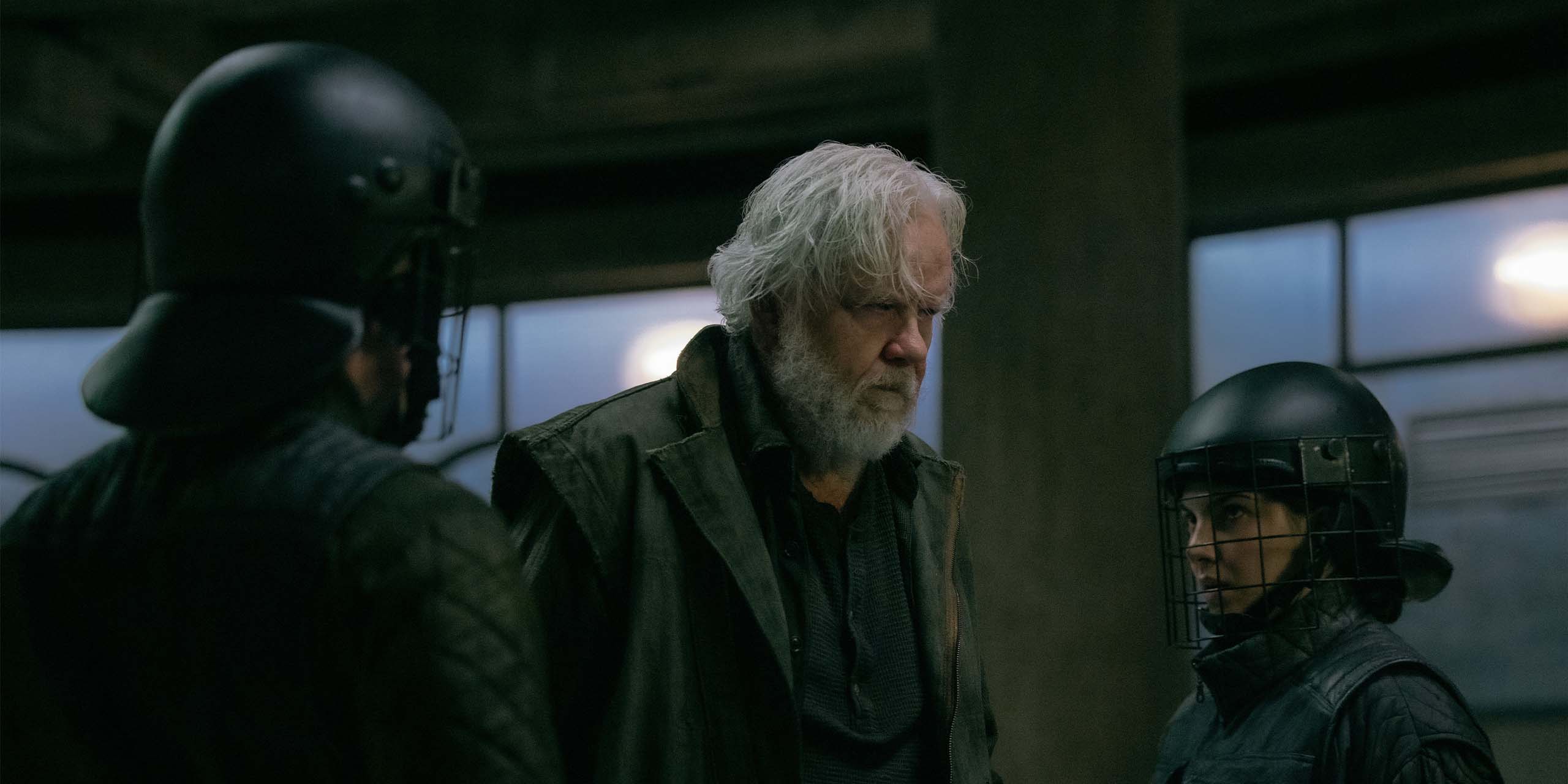 Bernard (Tim Robbins) en arrestation dans la saison 3 de Silo.