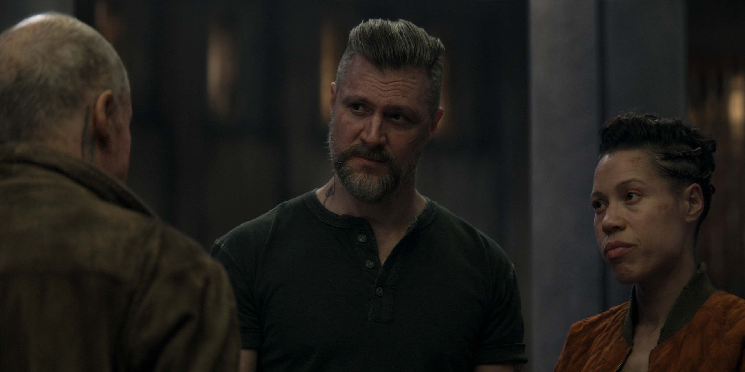 Knox (Shane McRae) et Shirley Campbell (Remmie Milner) dans la saison 3 de Silo.