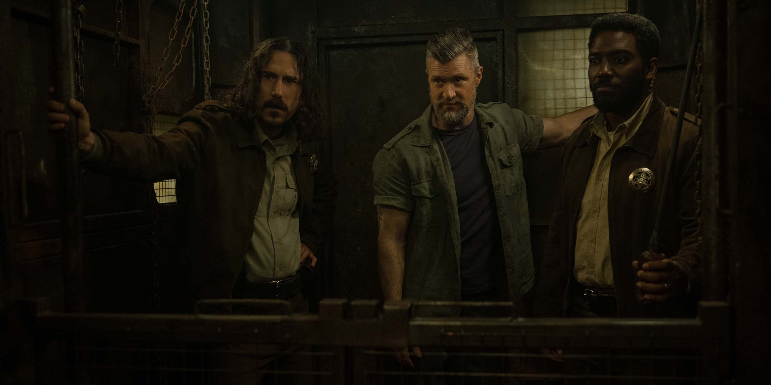 Hank (Billy Postlethwaite), Knox (Shane McRae), le shérif Holston Becker (David Oyelowo) dans la saison 3 de Silo.