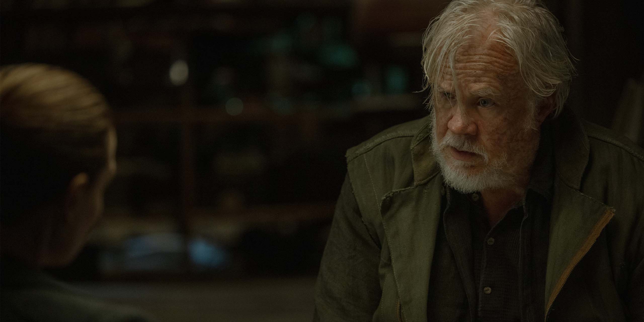 Bernard (Tim Robbins) parle à Juliette Nichols (Rebecca Ferguson) dans la saison 3 de Silo.