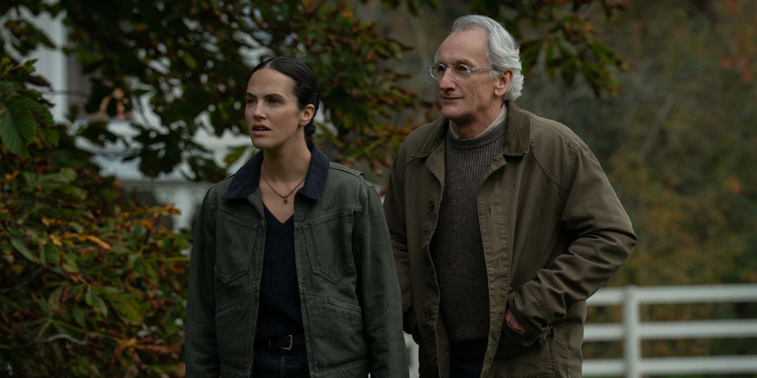 Charlotte (Jessica Brown Findlay) et Victor Crnkovich (Matt Craven) dans la saison 3 de Silo.