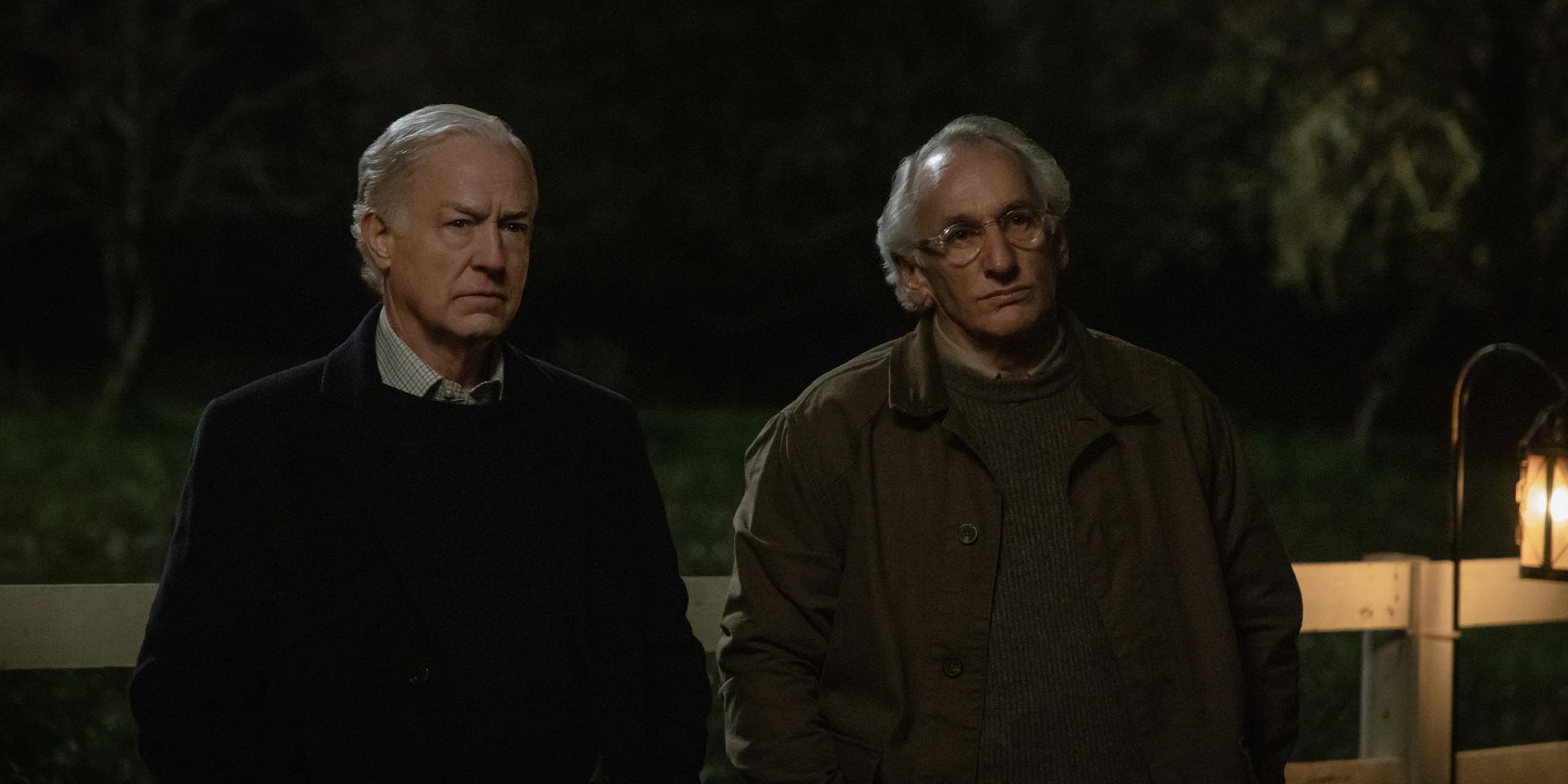 Reed Birney et Victor Crnkovich (Matt Craven) dans la saison 3 de Silo.