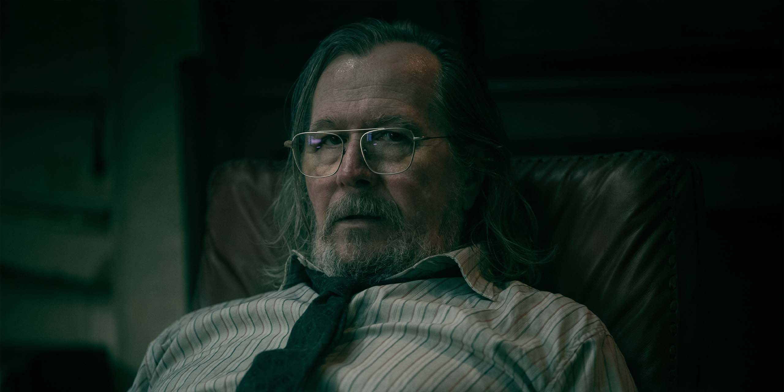 Sir Gary Oldman dans le rôle de Jackson Lamb, avachi sur sa chaise, dans la saison 6 de Slow Horses.