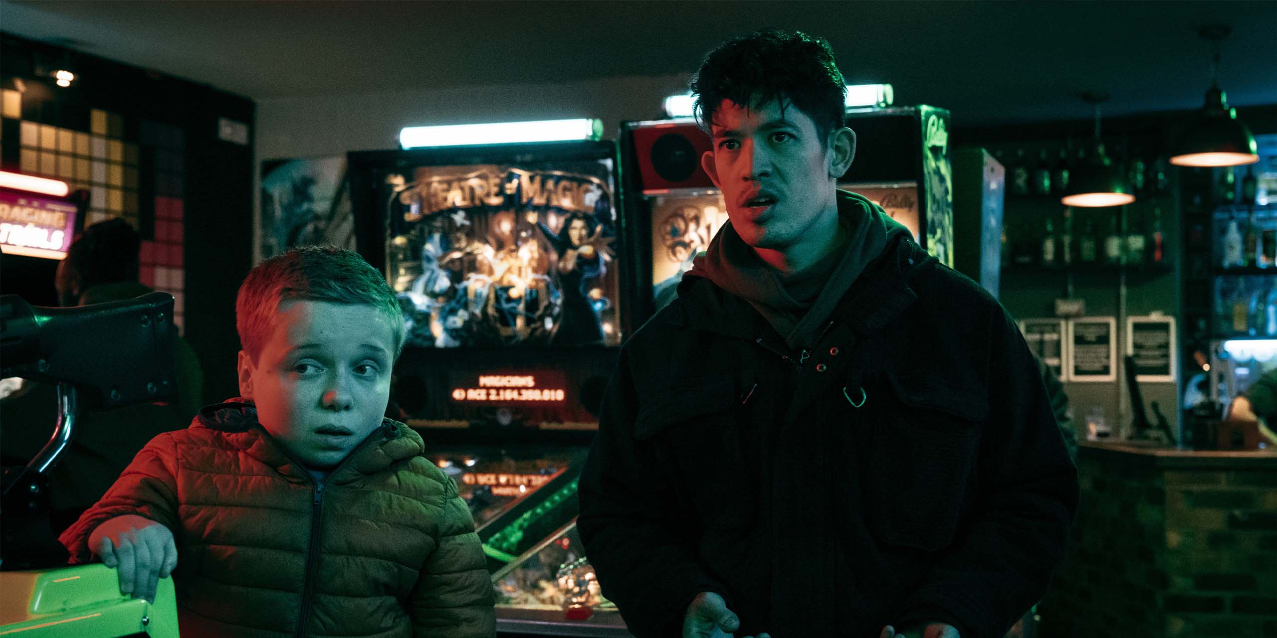Lenny Rush et Christopher Chung dans la saison 6 de Slow Horses.