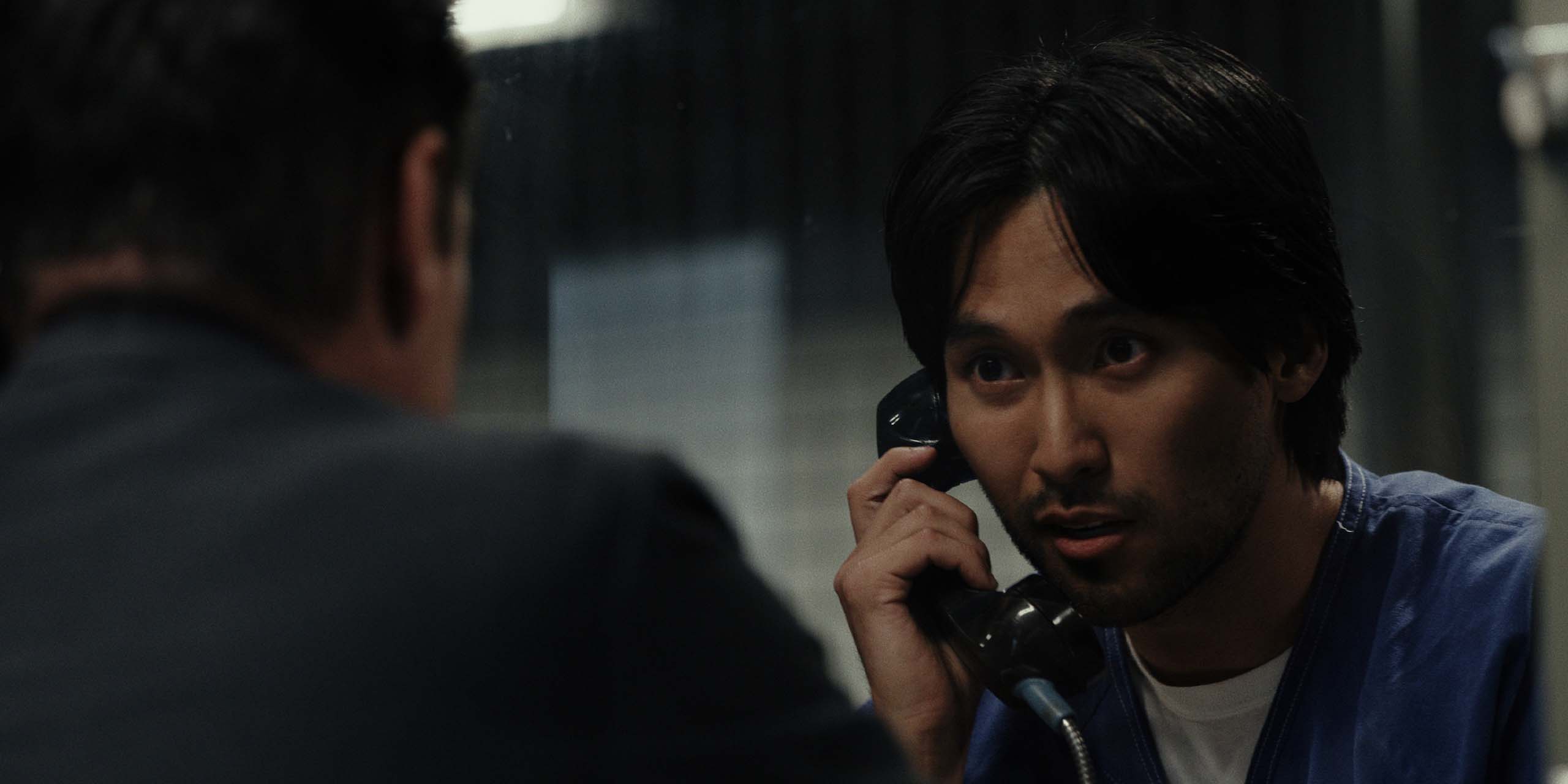 John Sugar (Colin Farrell) rend visite à Danny Moon (Jin Ha) en prison dans la saison 2 de Sugar.