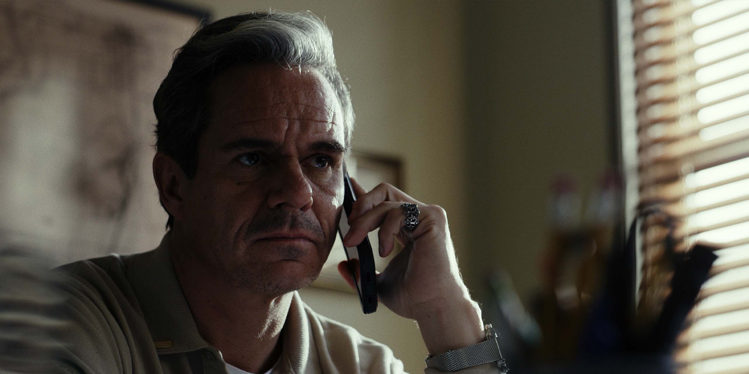 Ray Vega (Tony Dalton) au téléphone dans la saison 2 de Sugar.