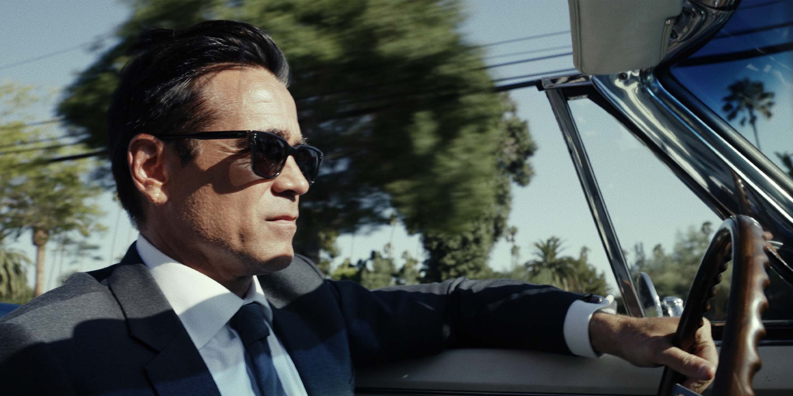John Sugar (Colin Farrell) au volant de sa fameuse Corvette dans la saison 2 de Sugar.