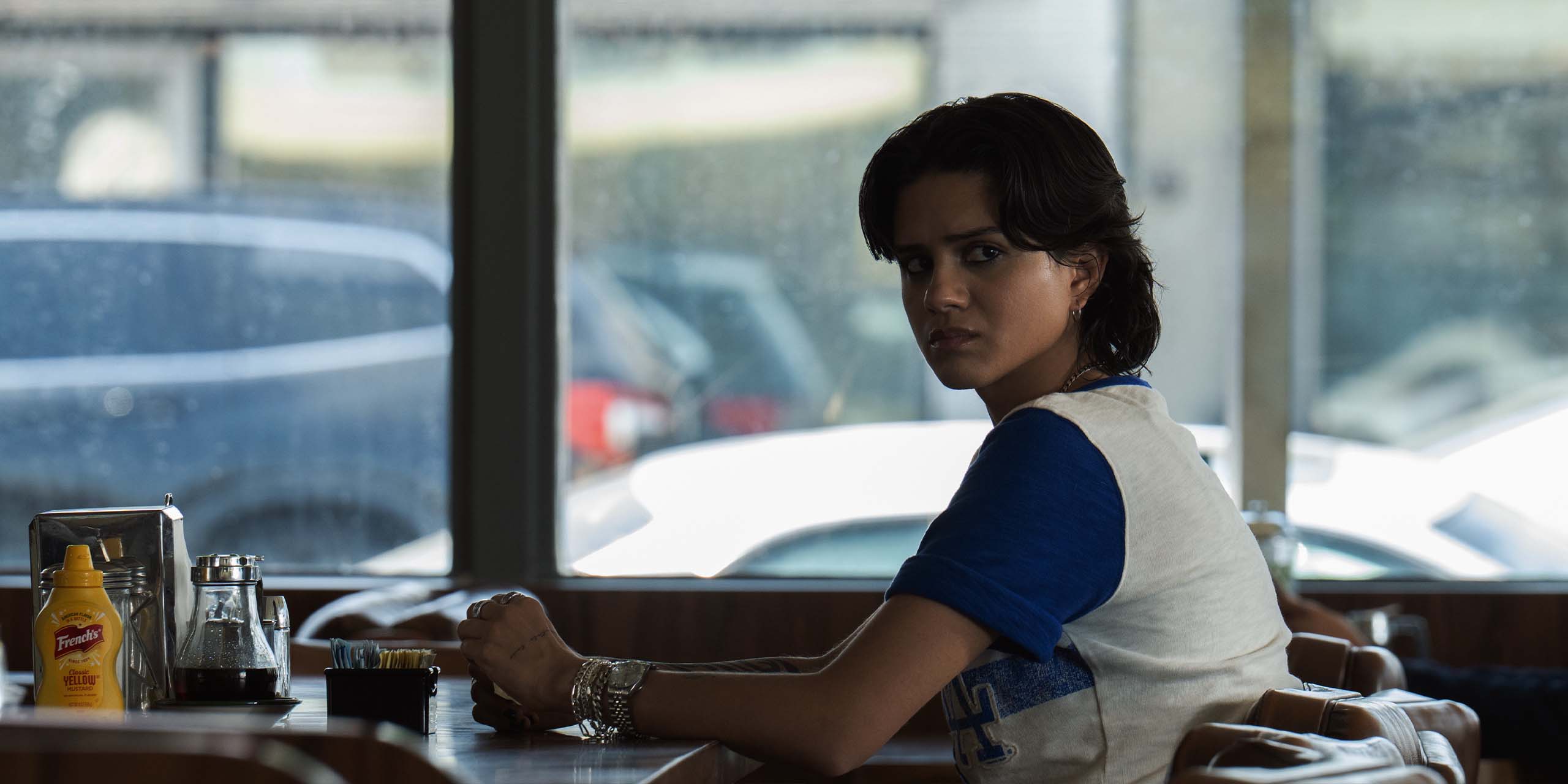 Val (Sasha Calle) dans la saison 2 de Sugar.