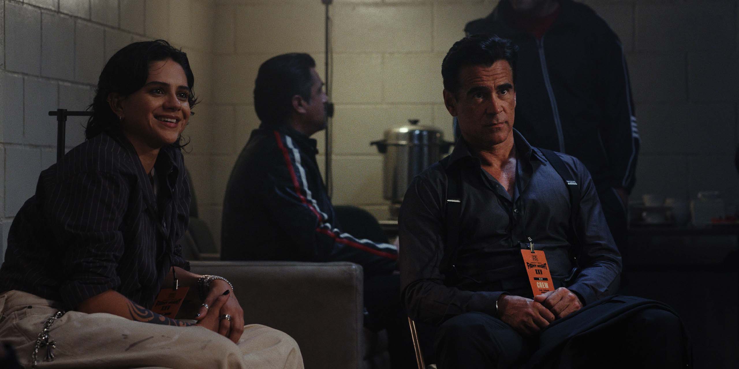 John (Colin Farrell) et Val (Sasha Calle) dans les vestiaires dans la saison 2 de Sugar.