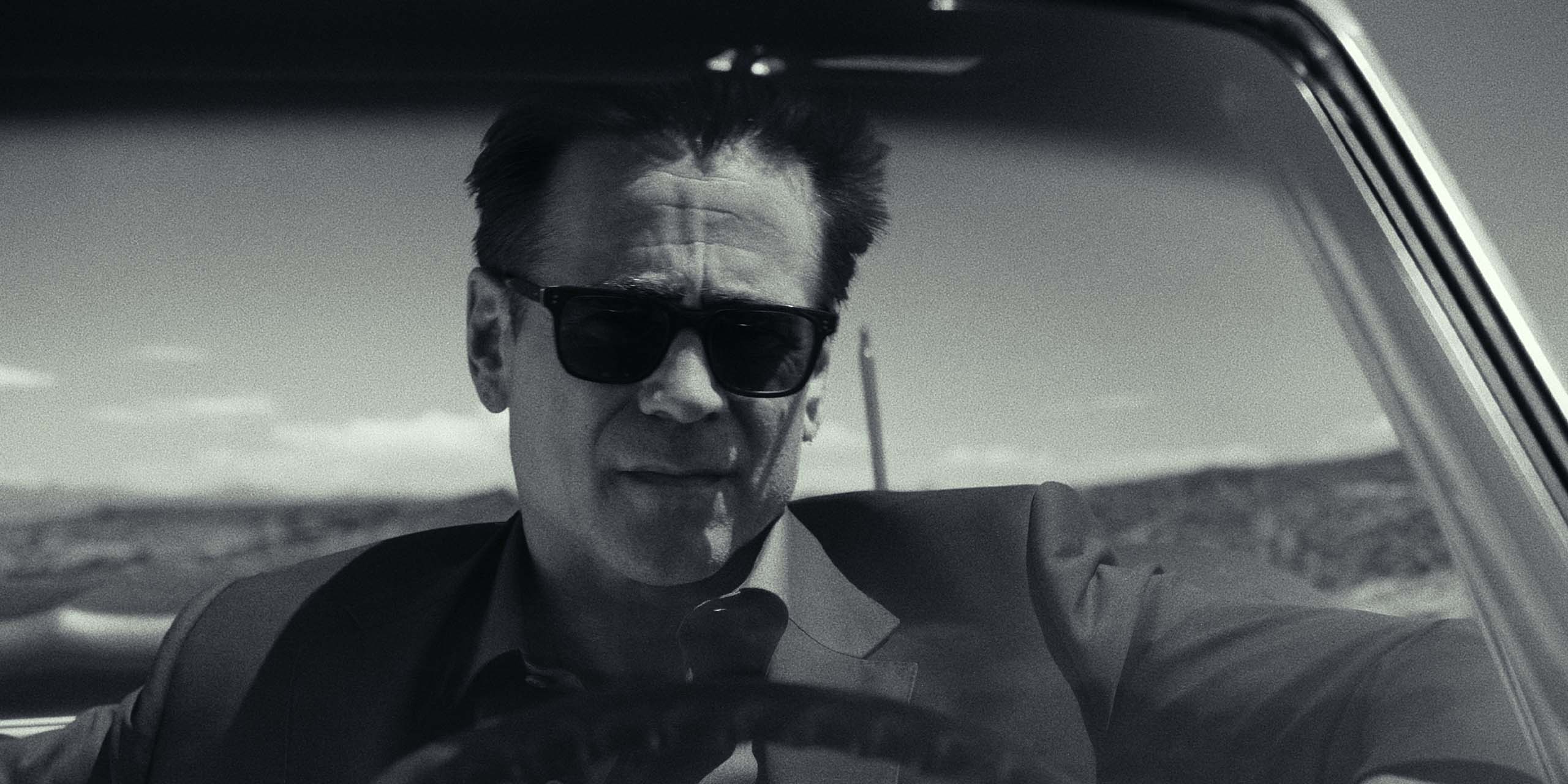 Séquence en noir et blanc de John Sugar (Colin Farrell) au volant de sa fameuse Corvette dans la saison 2 de Sugar.