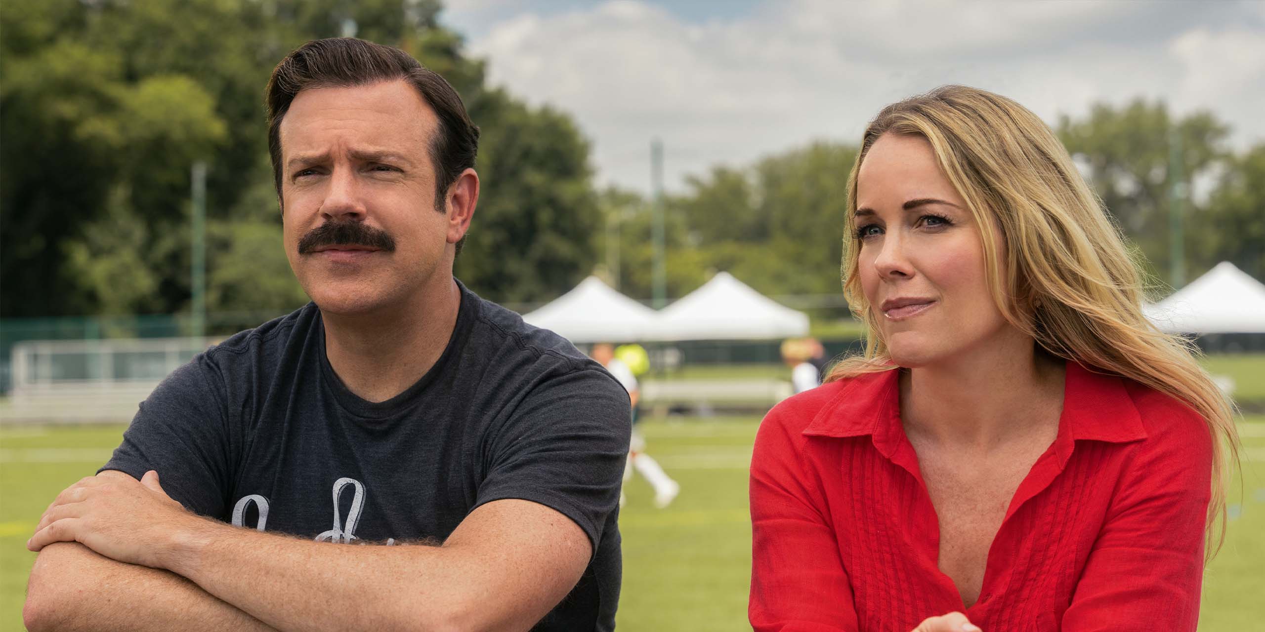 Ted (Jason Sudeikis) et Michelle (Andrea Anders) dans la saison 4 de Ted Lasso.